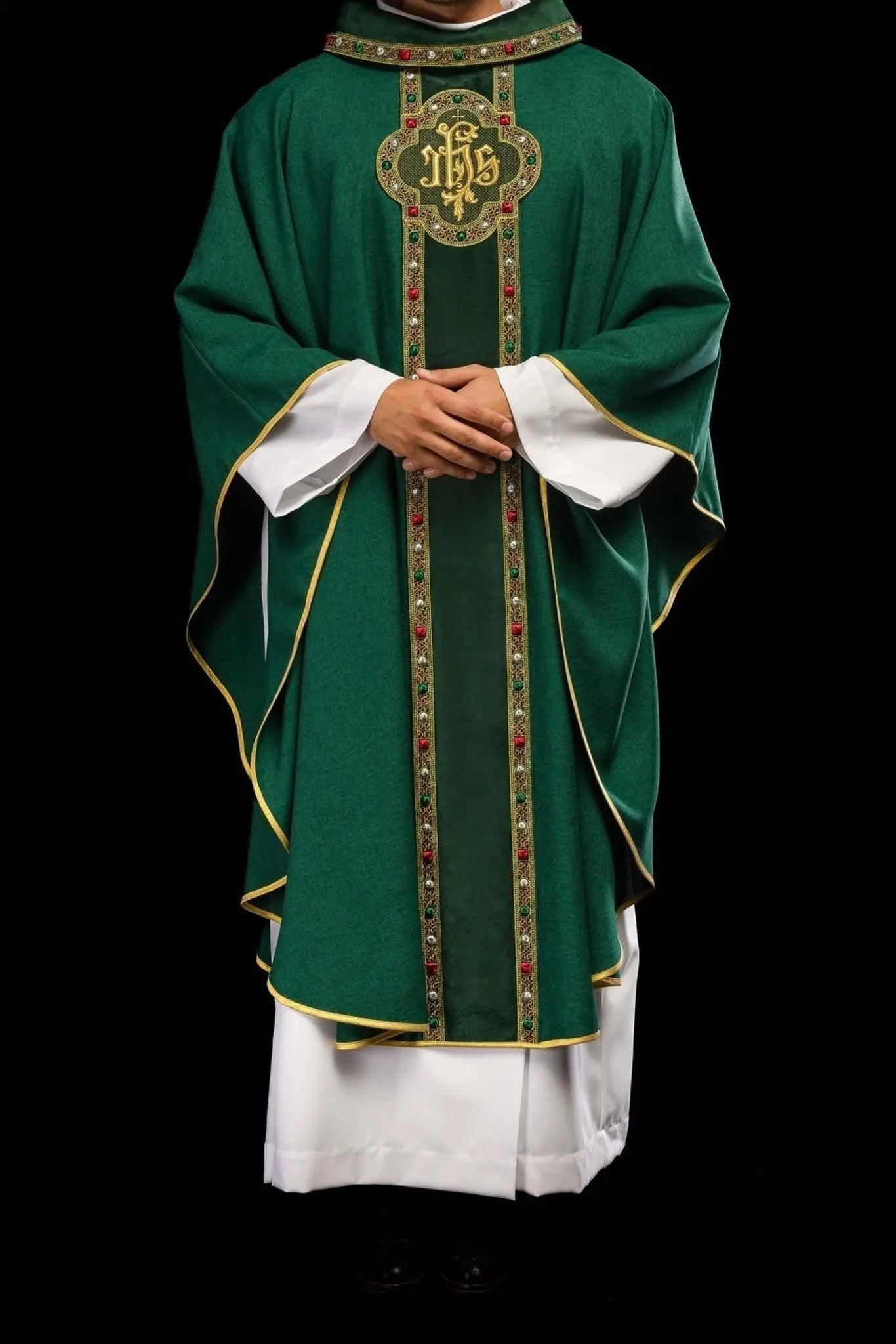 Ornat liturgiczny z bogato haftowanym pasem i obszyciem wokół haftu IHS i kołnierza zielony