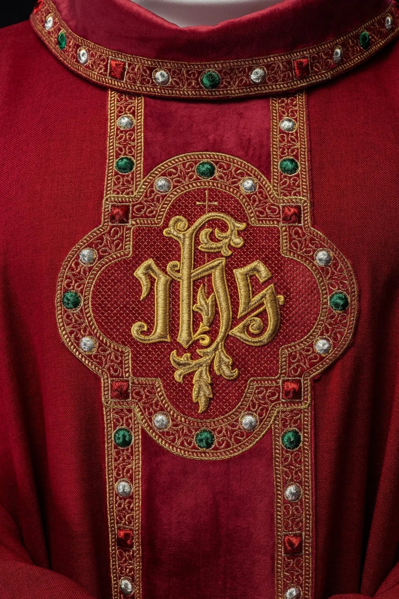 Ornat liturgiczny z bogato haftowanym pasem i wykończeniem wokół haftu IHS i kołnierza w czerwonym kolorze