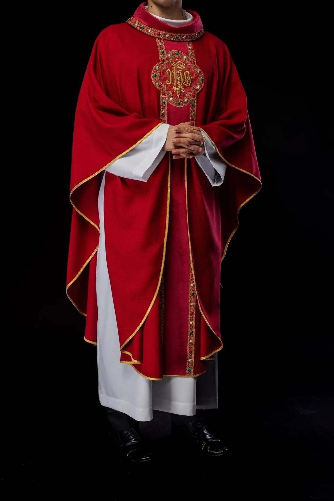 Ornat liturgiczny z bogato haftowanym pasem i wykończeniem wokół haftu IHS i kołnierza w czerwonym kolorze