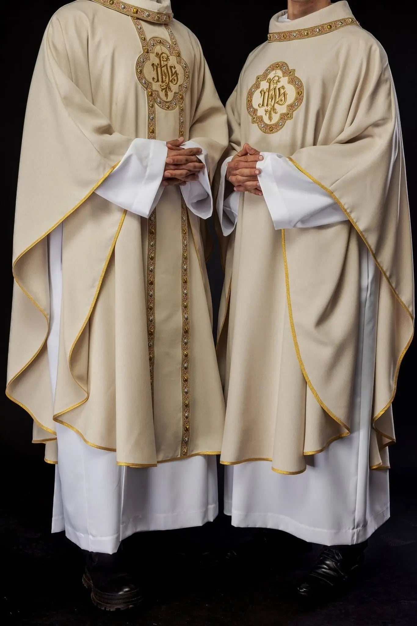 Ornat liturgiczny z bogato haftowanym pasem i wykończeniem wokół haftu IHS i kołnierza w kolorze ecru