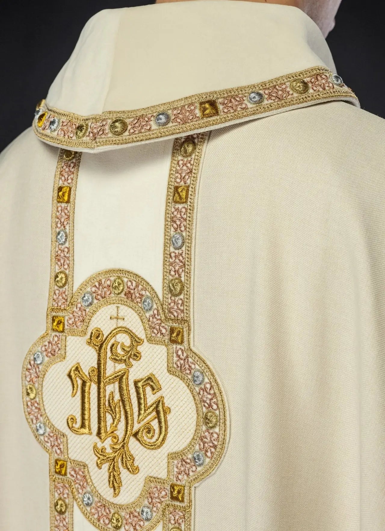 Ornat liturgiczny z bogato haftowanym pasem i wykończeniem wokół haftu IHS i kołnierza w kolorze ecru
