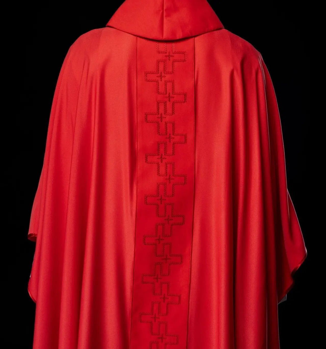 Ornat liturgiczny z bogato haftowanym pasem w czerwonym haftowanym krzyżu