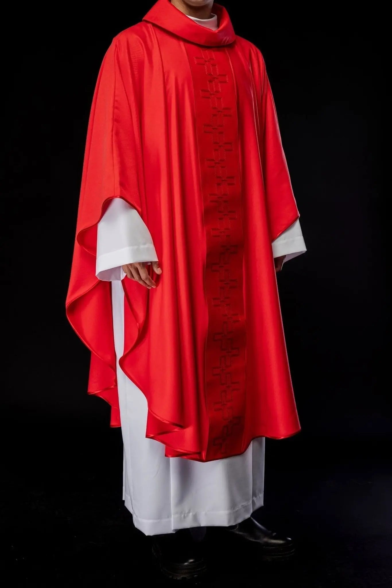 Ornat liturgiczny z bogato haftowanym pasem w czerwonym haftowanym krzyżu