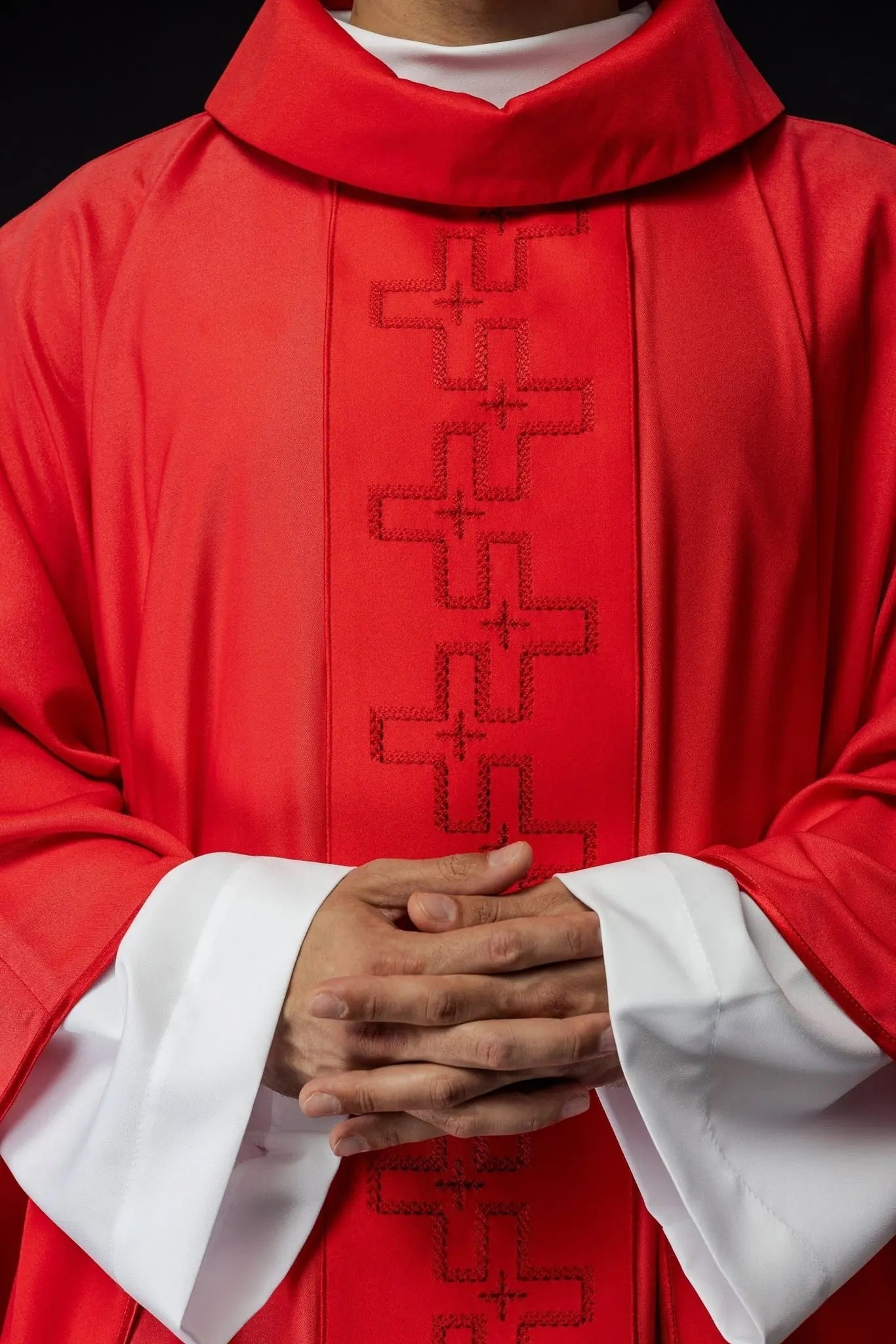 Ornat liturgiczny z bogato haftowanym pasem w czerwonym haftowanym krzyżu