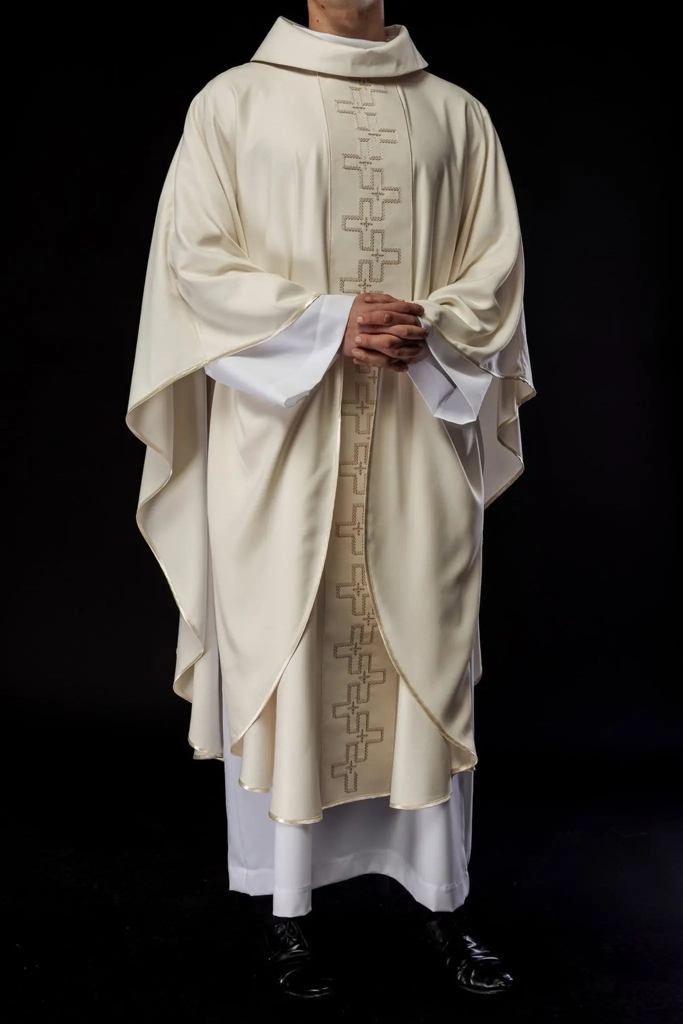 Ornat liturgiczny z bogato haftowanym pasem w ecru haftowanym krzyżu