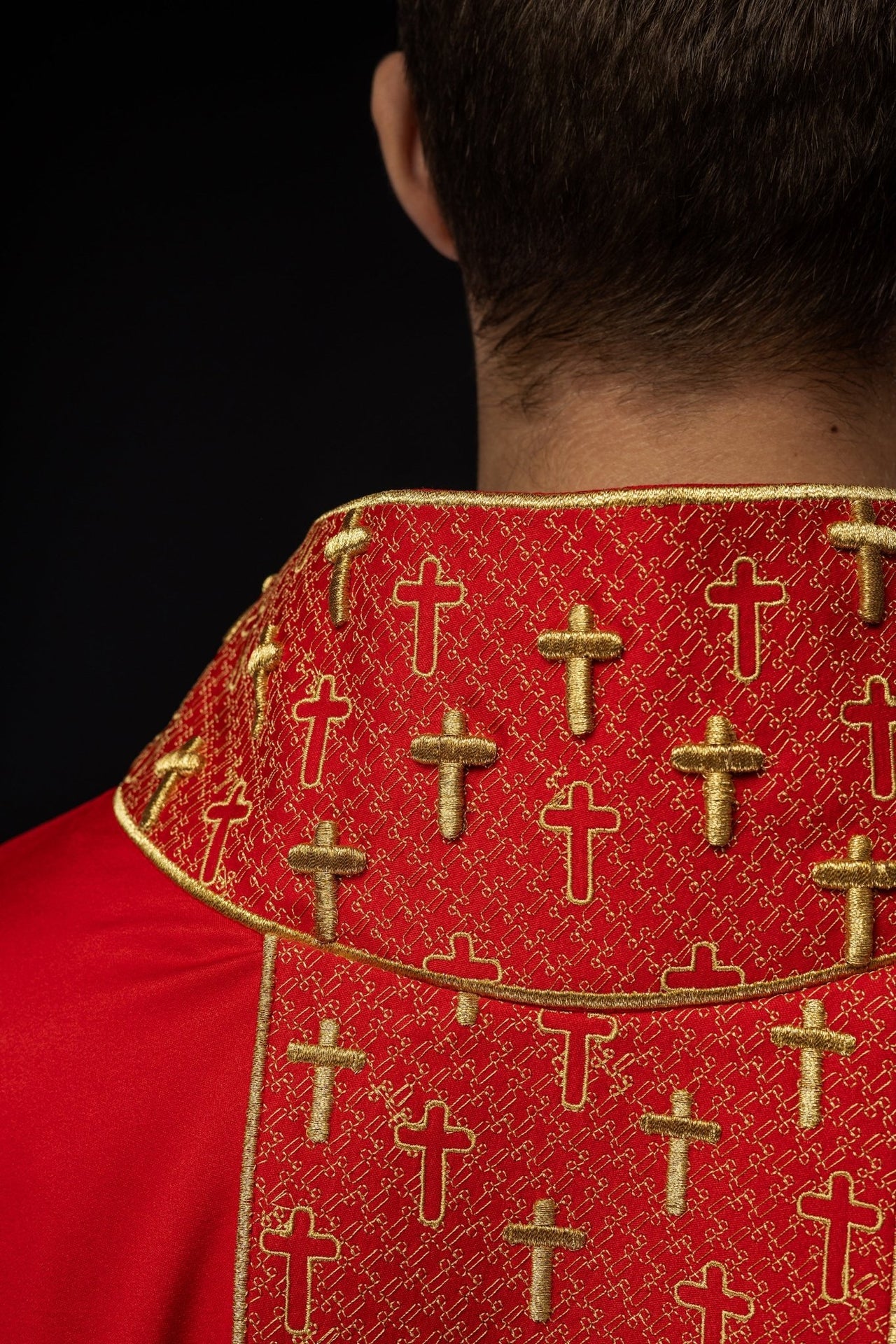 Ornat z bogato haftowanym pasem w krzyże w kolorze czerwonym