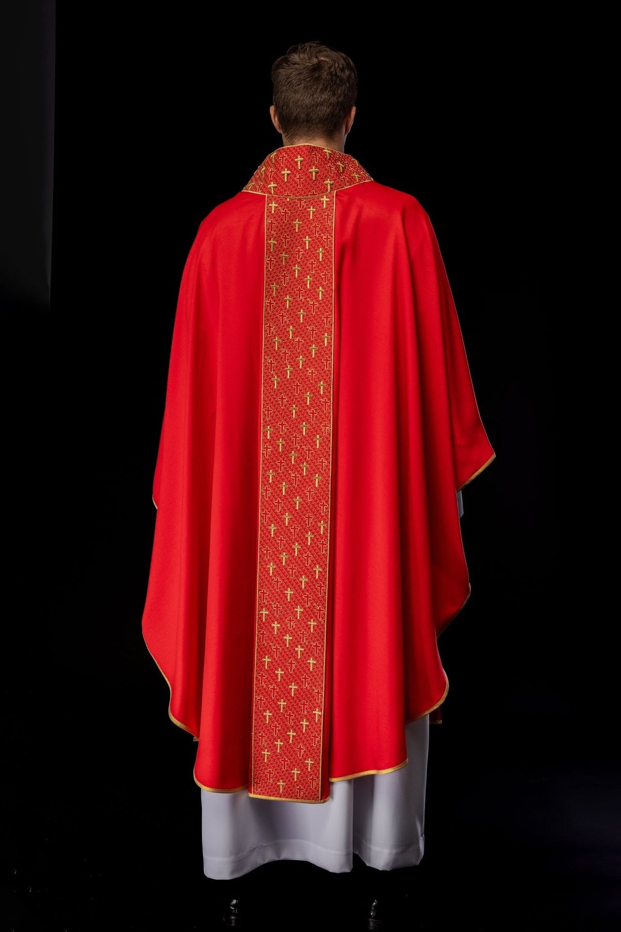 Ornat z bogato haftowanym pasem w krzyże w kolorze czerwonym