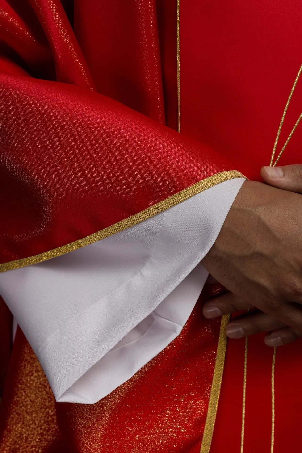 Ornat z błyszczącej tkaniny bogato haftowany na czerwono