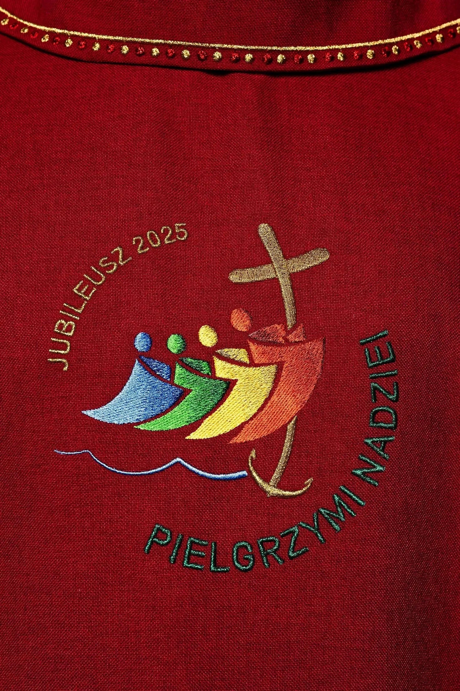 Ornat z haftem JUBILEE ROME 2025 i czerwoną lamówką kołnierza (w języku polskim)