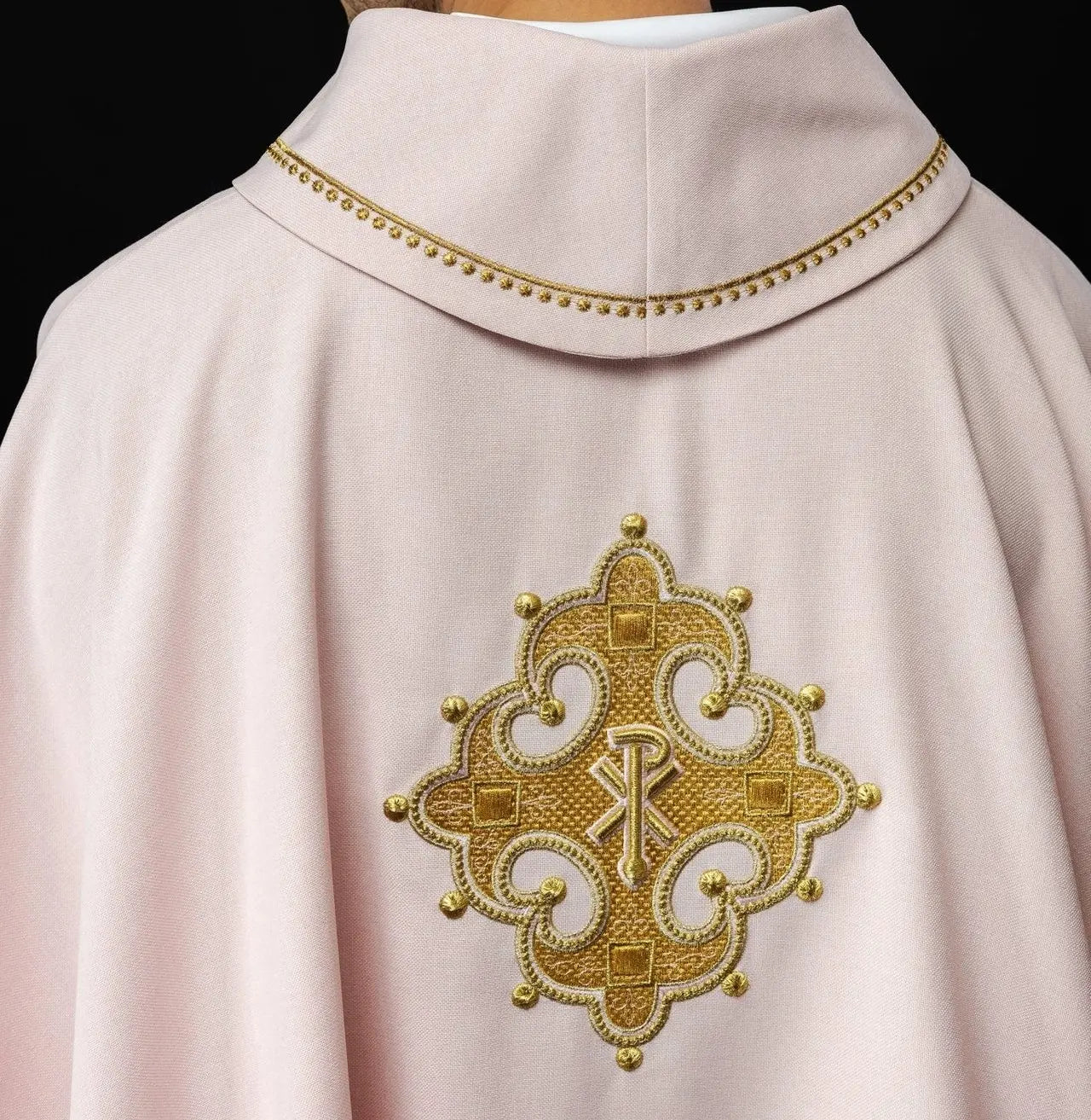 Ornat liturgiczny z haftowanym krzyżem i złotym wykończeniem na kołnierzu w kolorze różowym