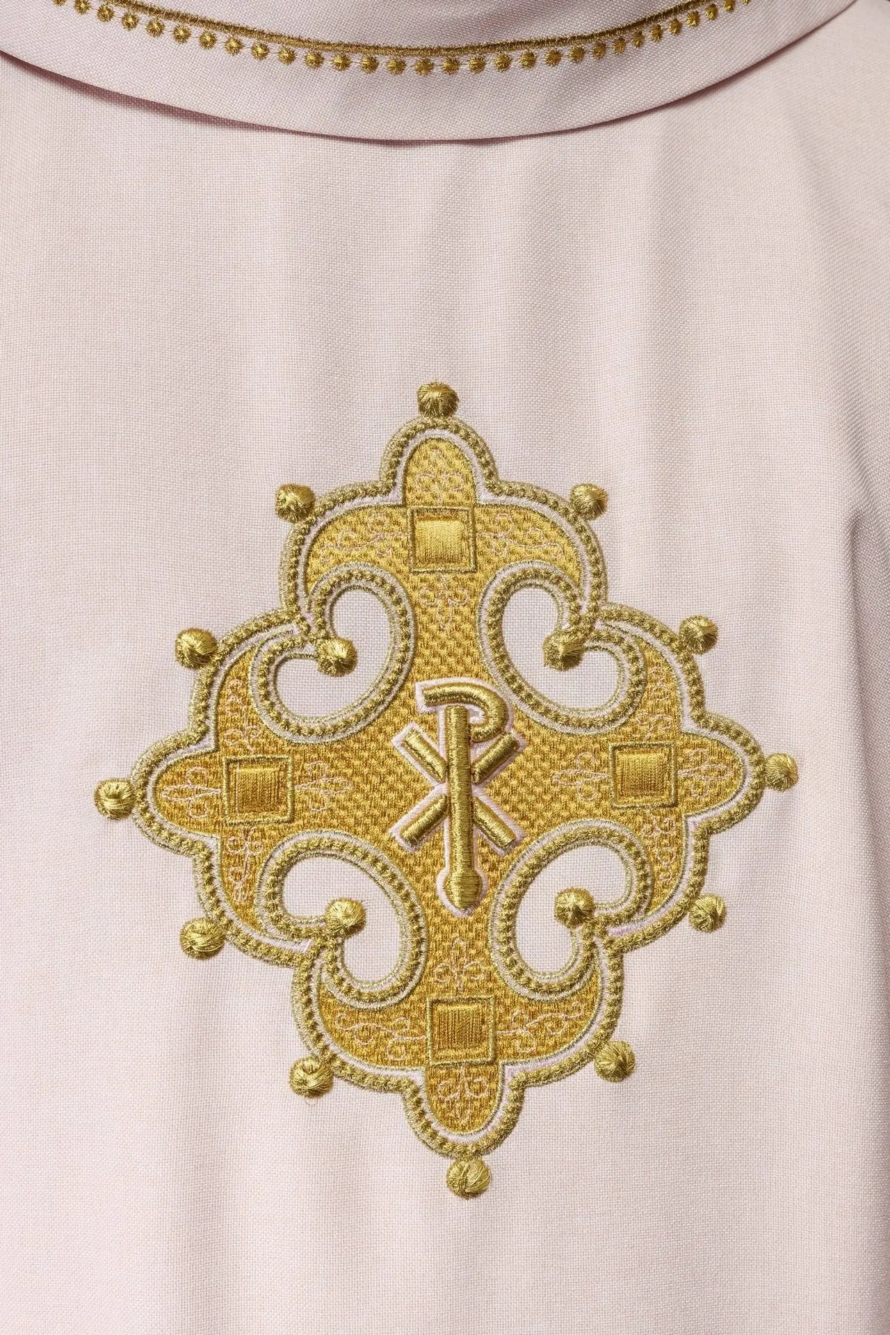 Ornat liturgiczny z haftowanym krzyżem i złotym wykończeniem na kołnierzu w kolorze różowym