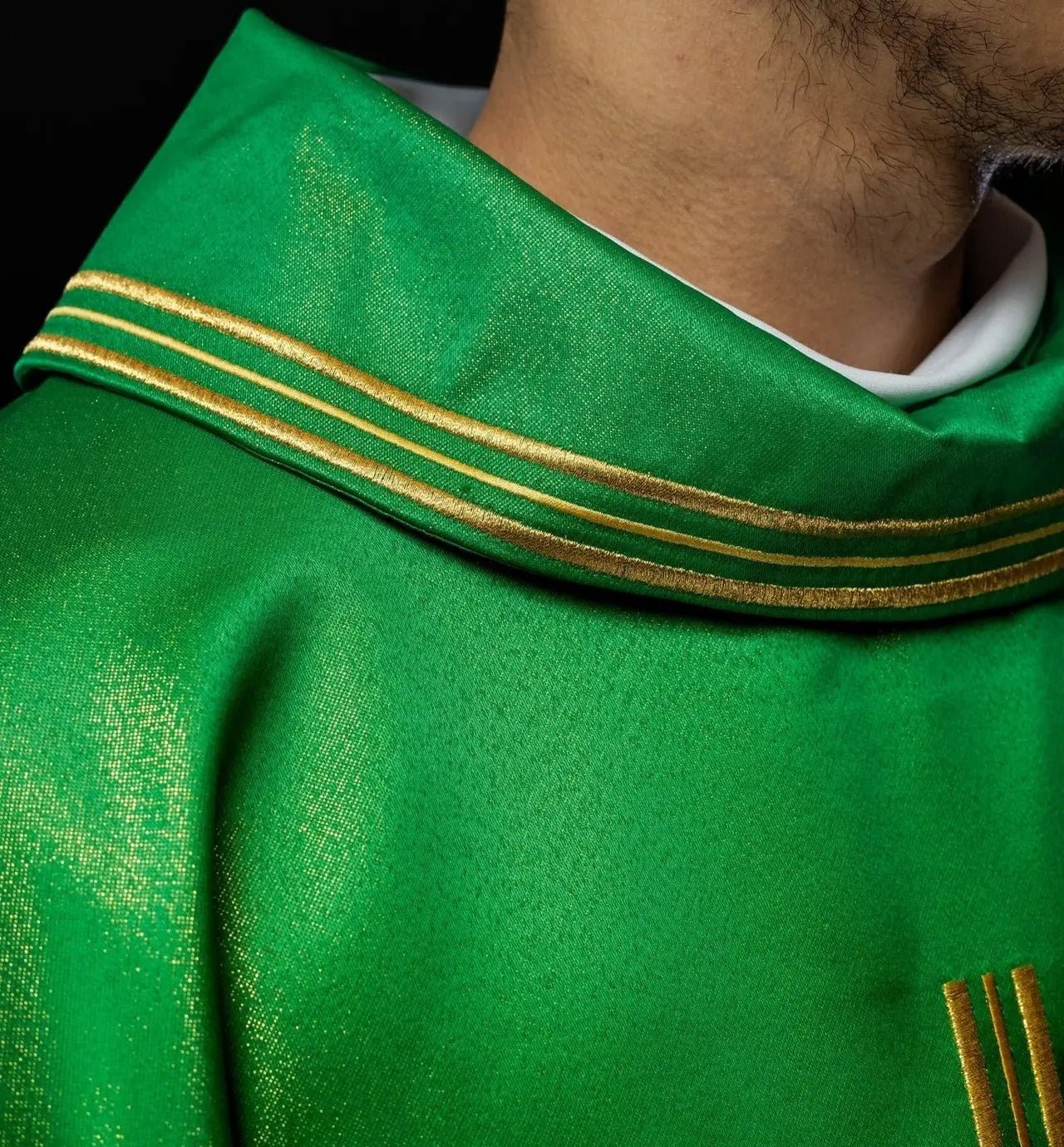 Ornat liturgiczny zielony z haftowanym krzyżem, motywami Alfa i Omega oraz kłosami