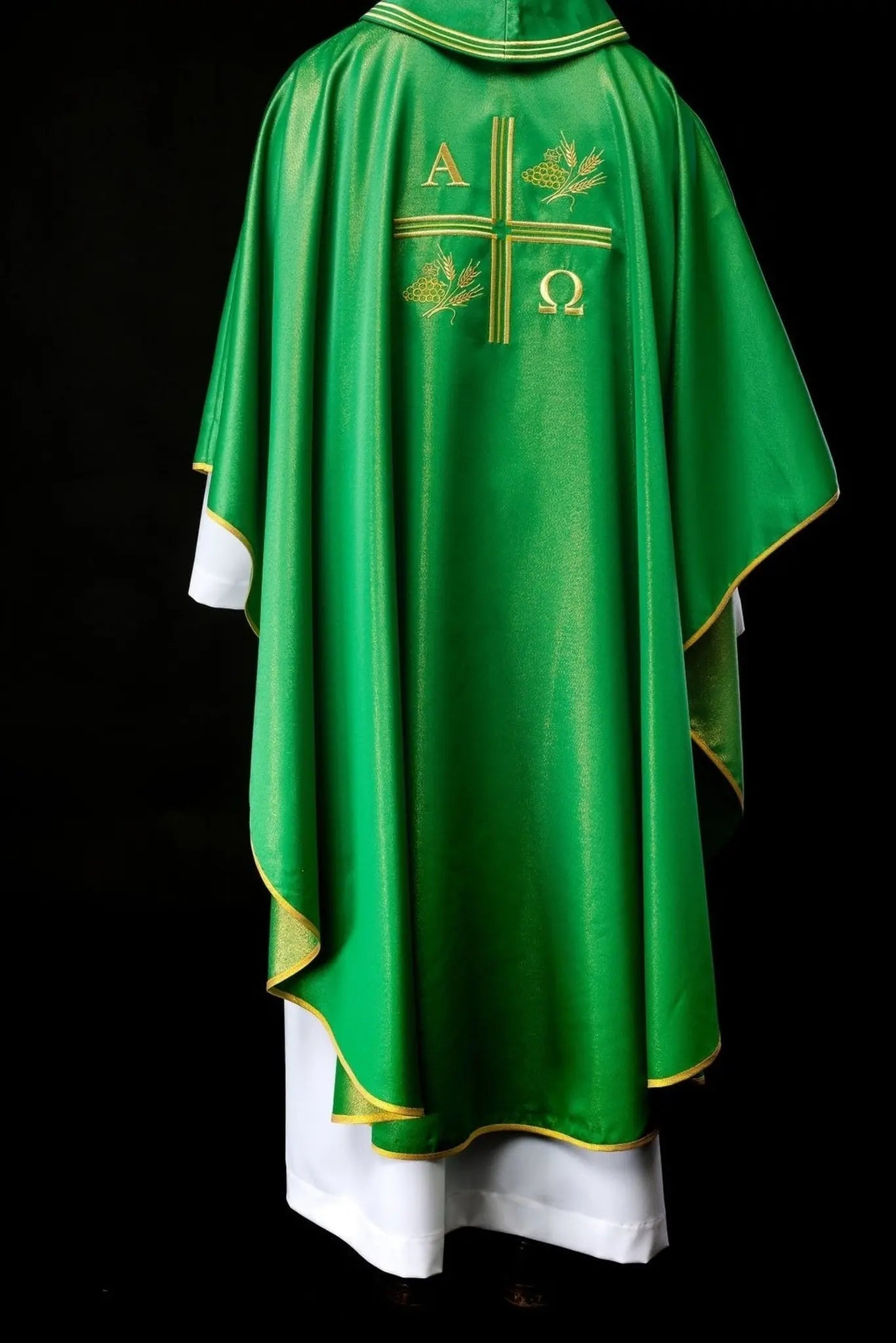 Ornat liturgiczny zielony z haftowanym krzyżem, motywami Alfa i Omega oraz kłosami