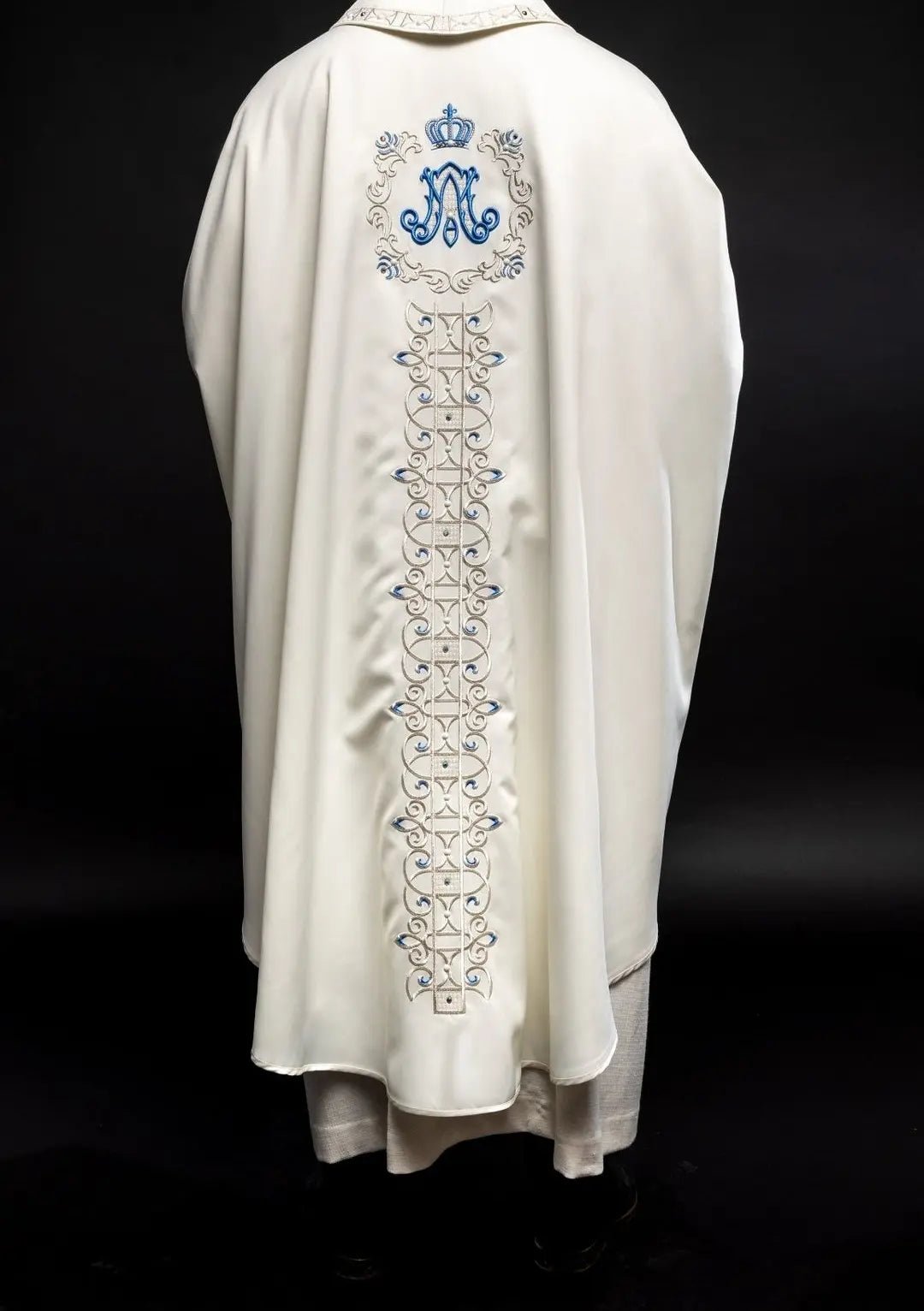 Ornat liturgiczny z haftowanym maryjnym pasem