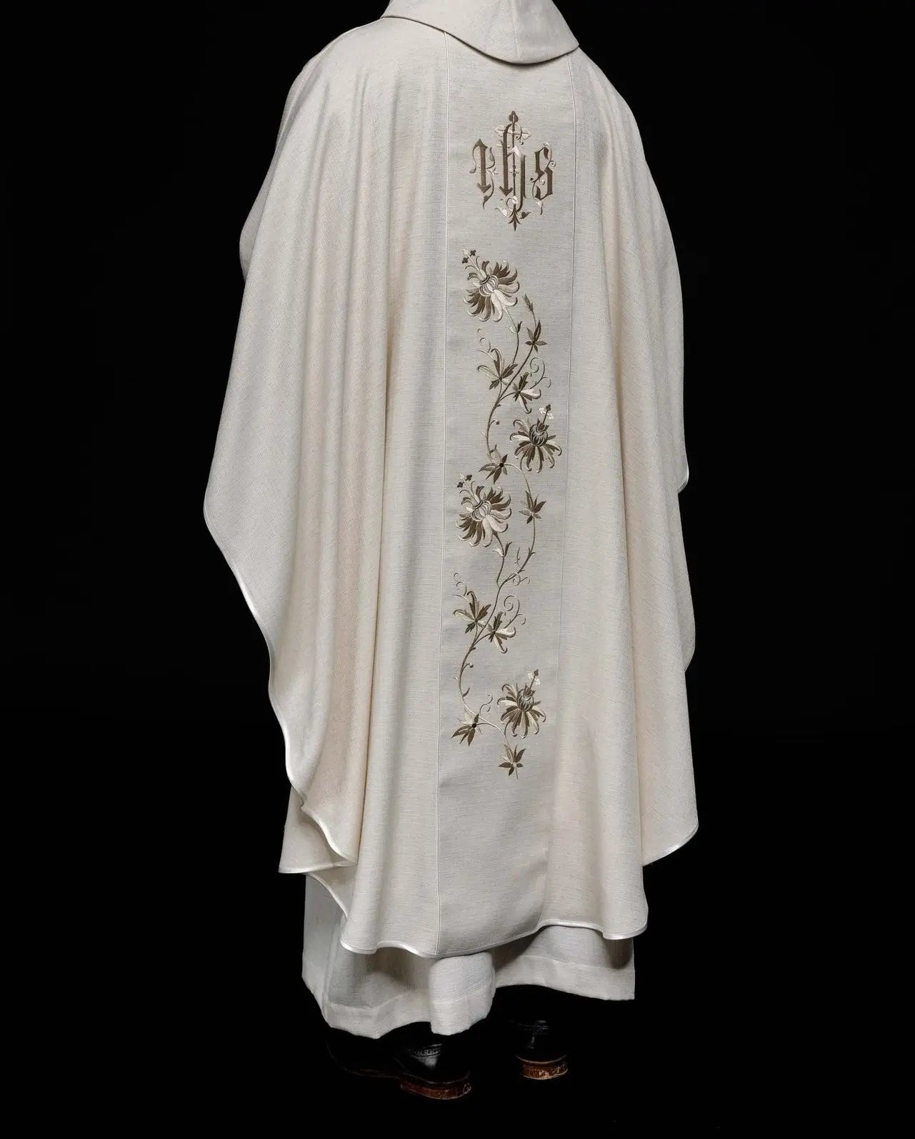 Chasuble with embroidered IHS pattern ecru