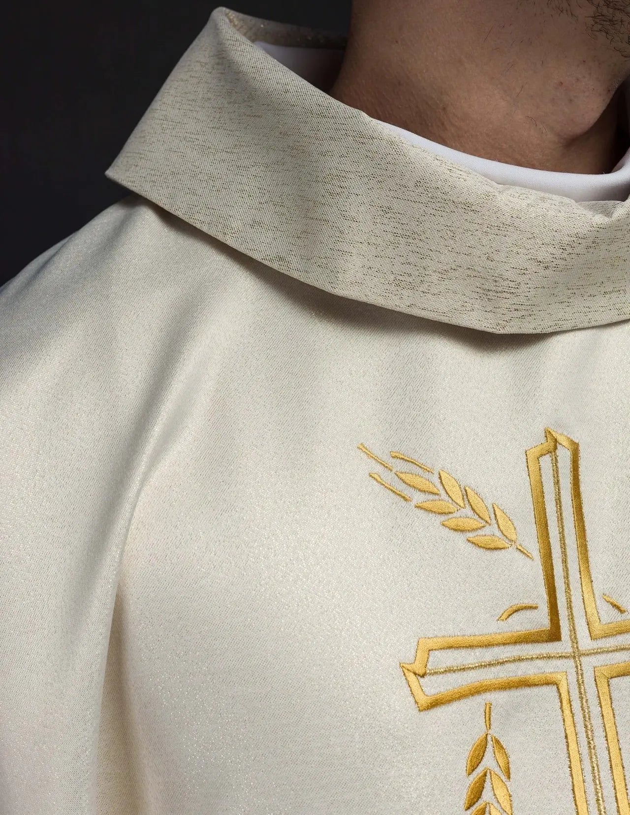 Chasuble with cross and ear motif in ecru