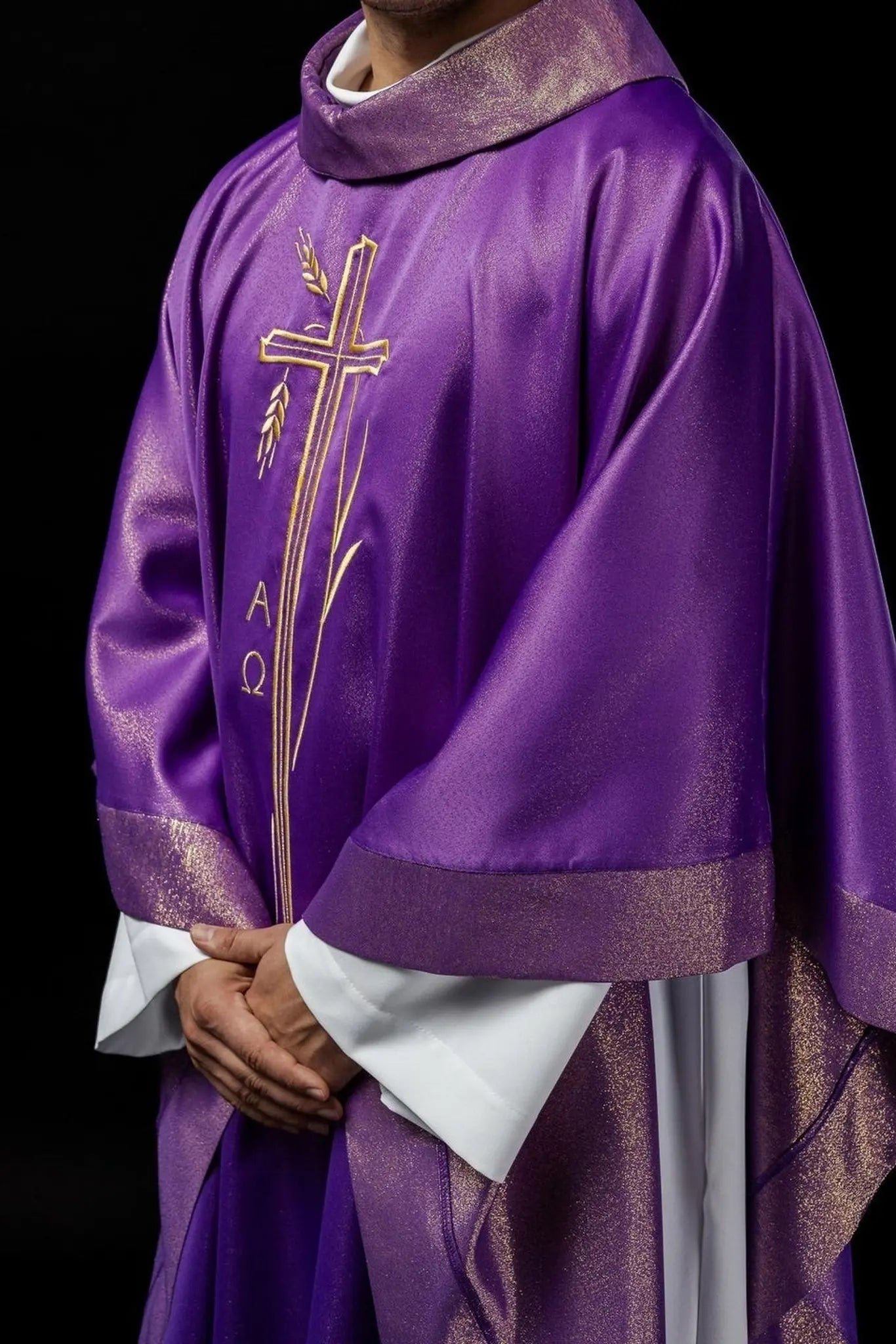 Ornat liturgiczny z krzyżem i motywem kłosów w fioletowym kolorze