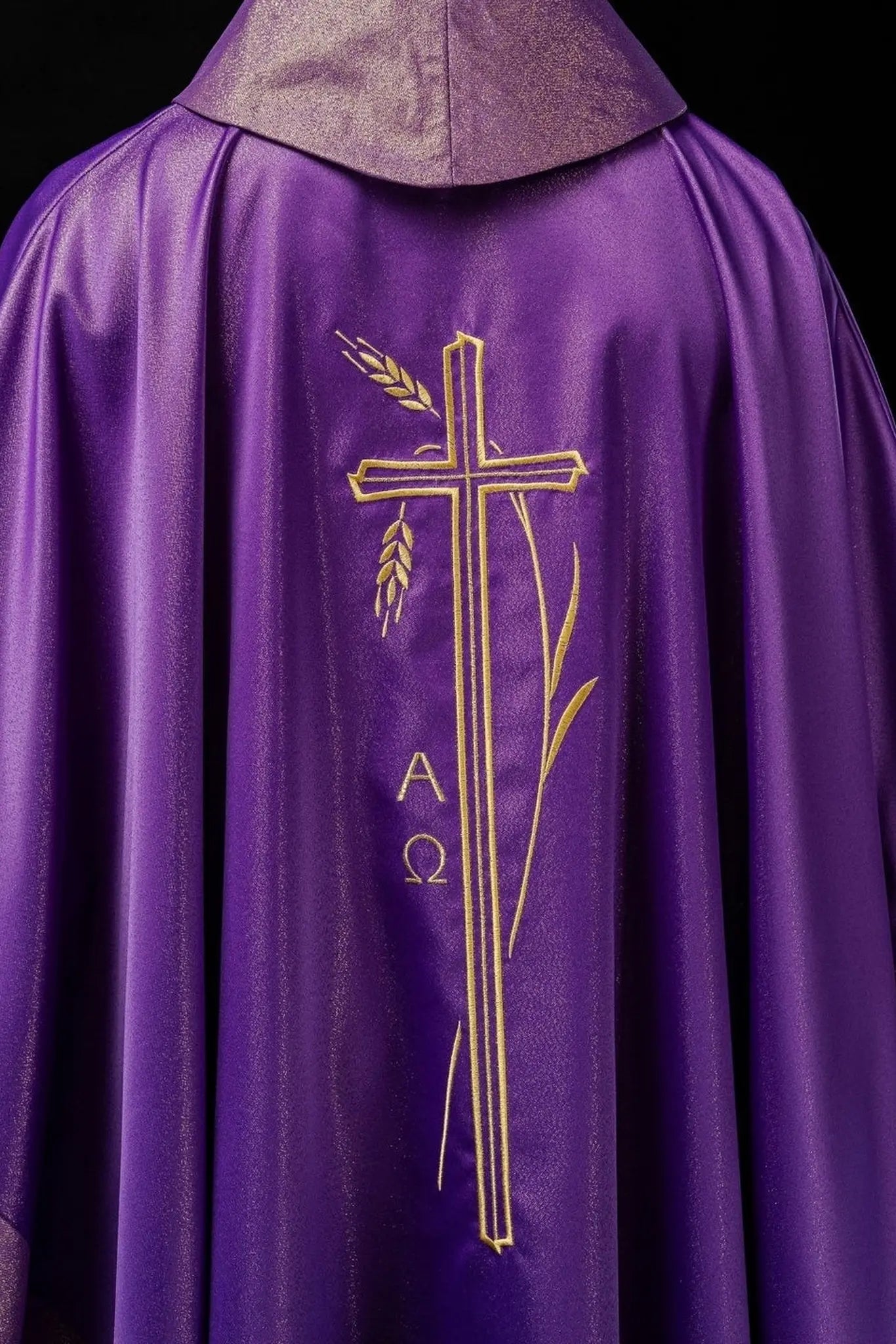 Ornat liturgiczny z krzyżem i motywem kłosów w fioletowym kolorze
