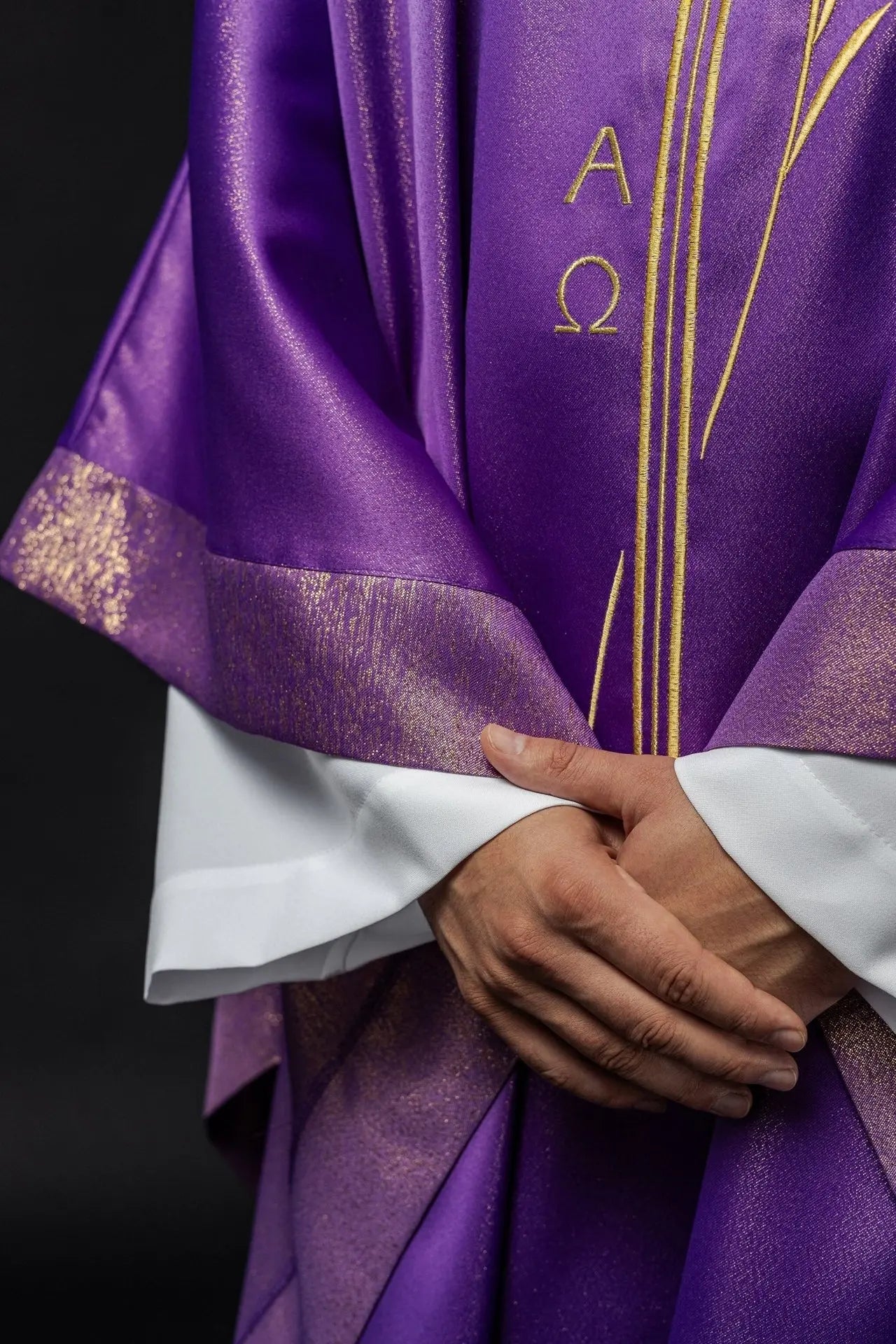 Ornat liturgiczny z krzyżem i motywem kłosów w fioletowym kolorze