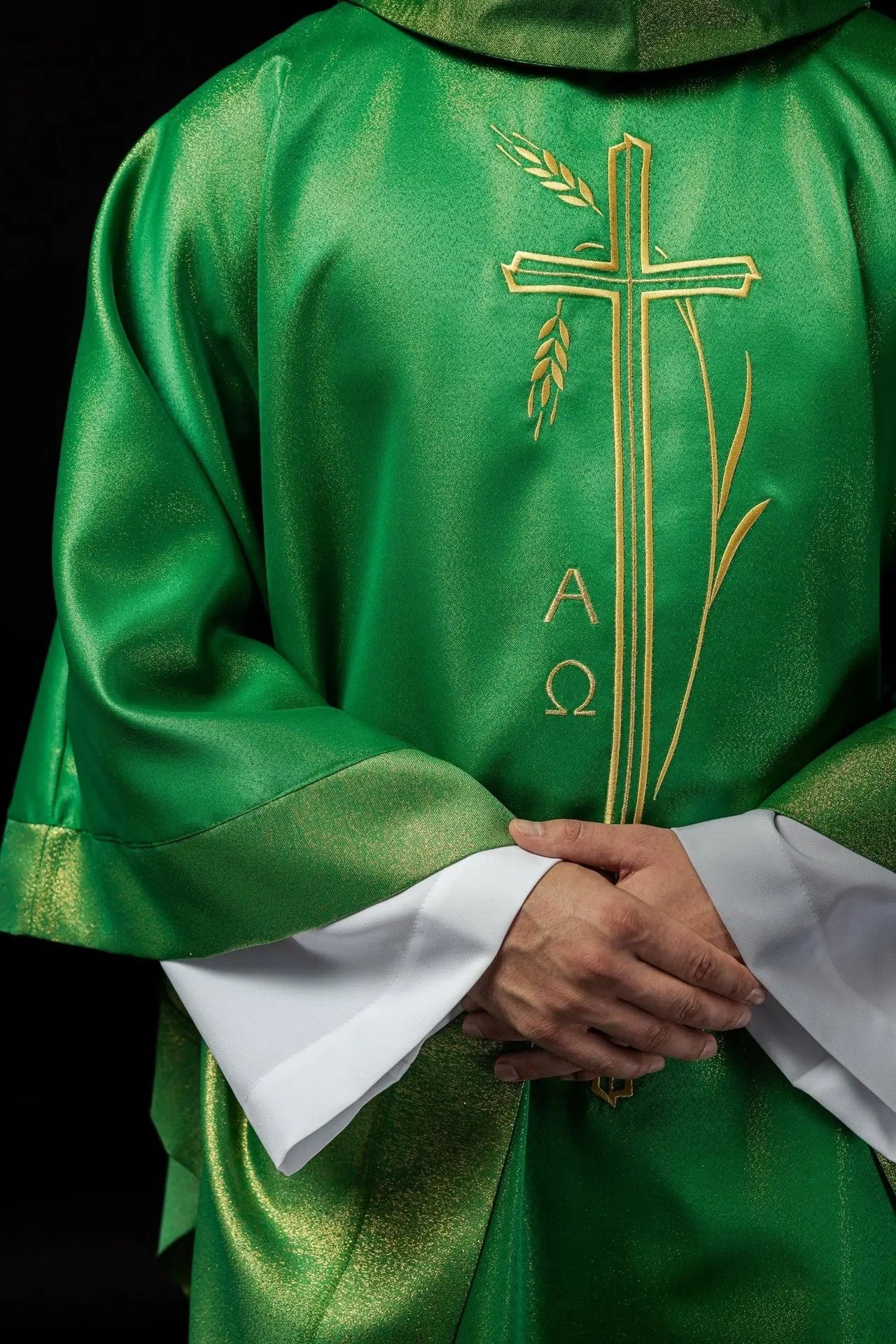 Ornat z motywem krzyża i uszu w kolorze zielonym