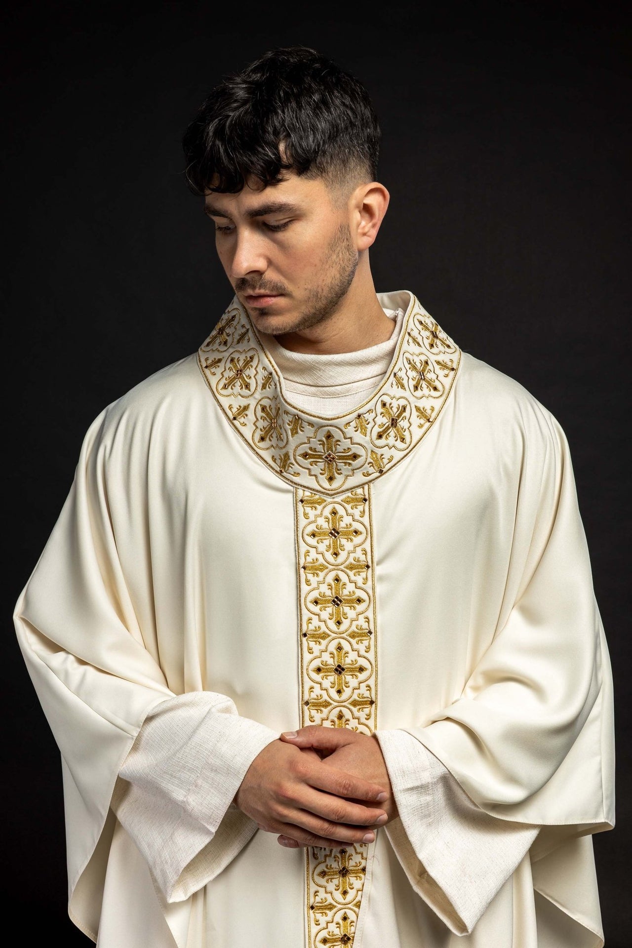 Ornat zdobiony 500 kamieniami z wąskim pasem w kolorze ecru