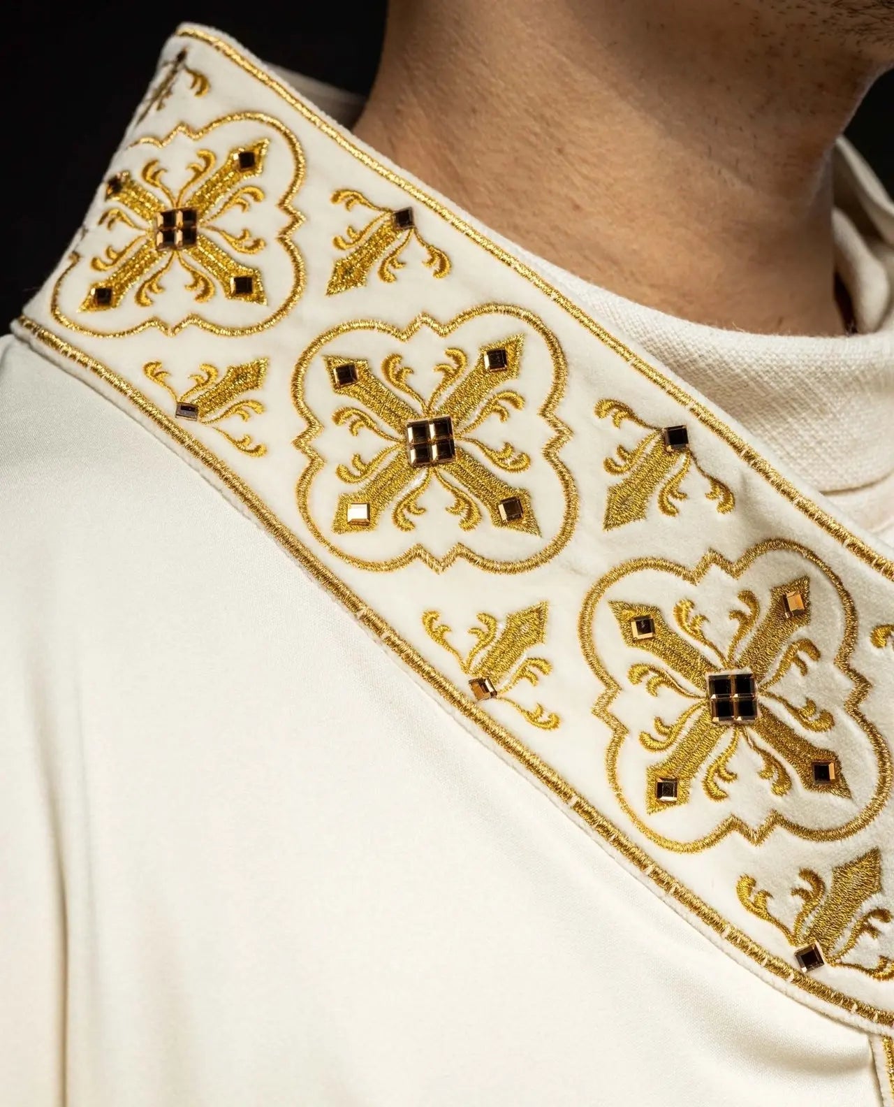 Chasuble decorated with 500 stones with a narrow band in ecru