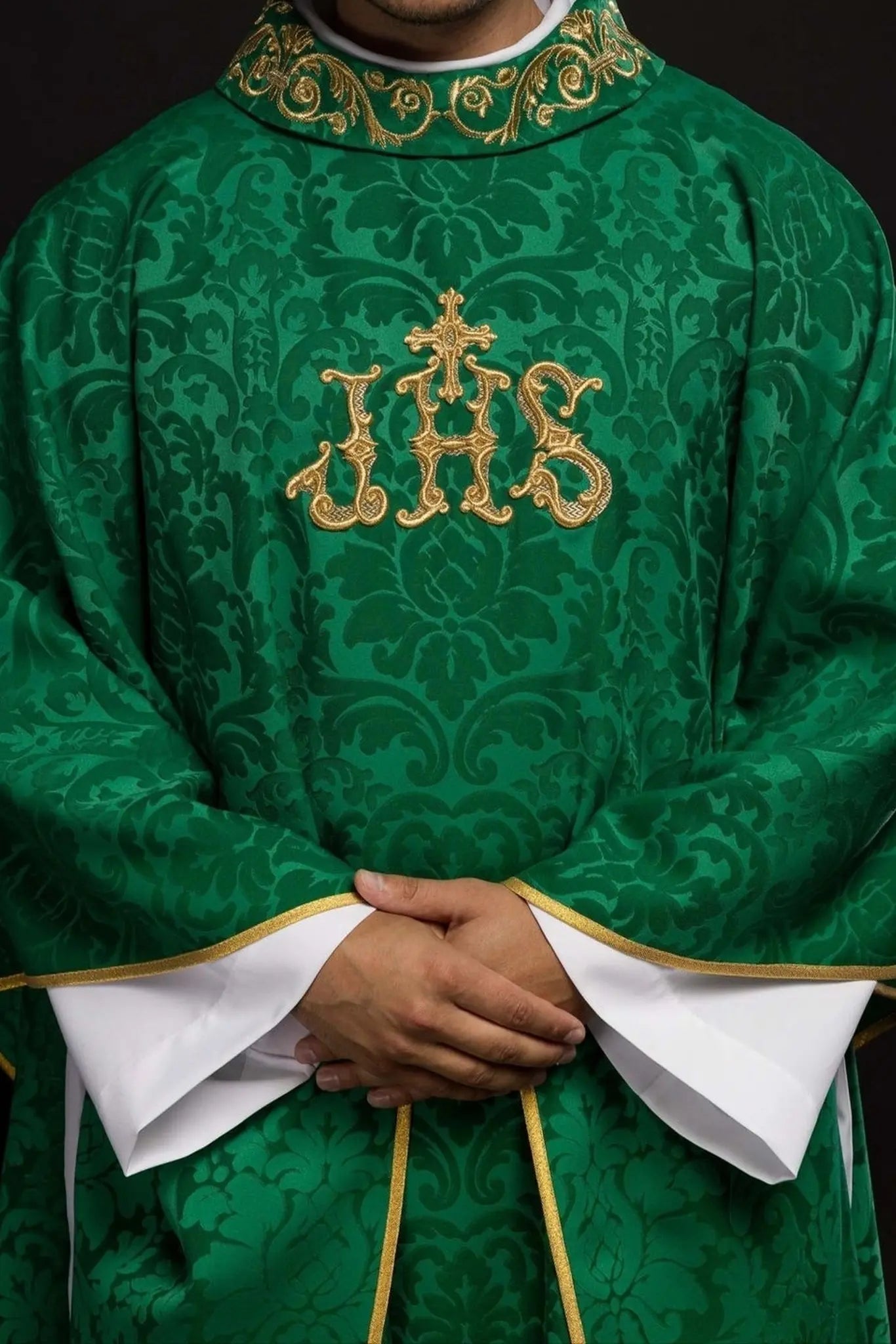 Zielony ornat z motywem IHS i bogato haftowanym kołnierzem na ozdobnej tkaninie