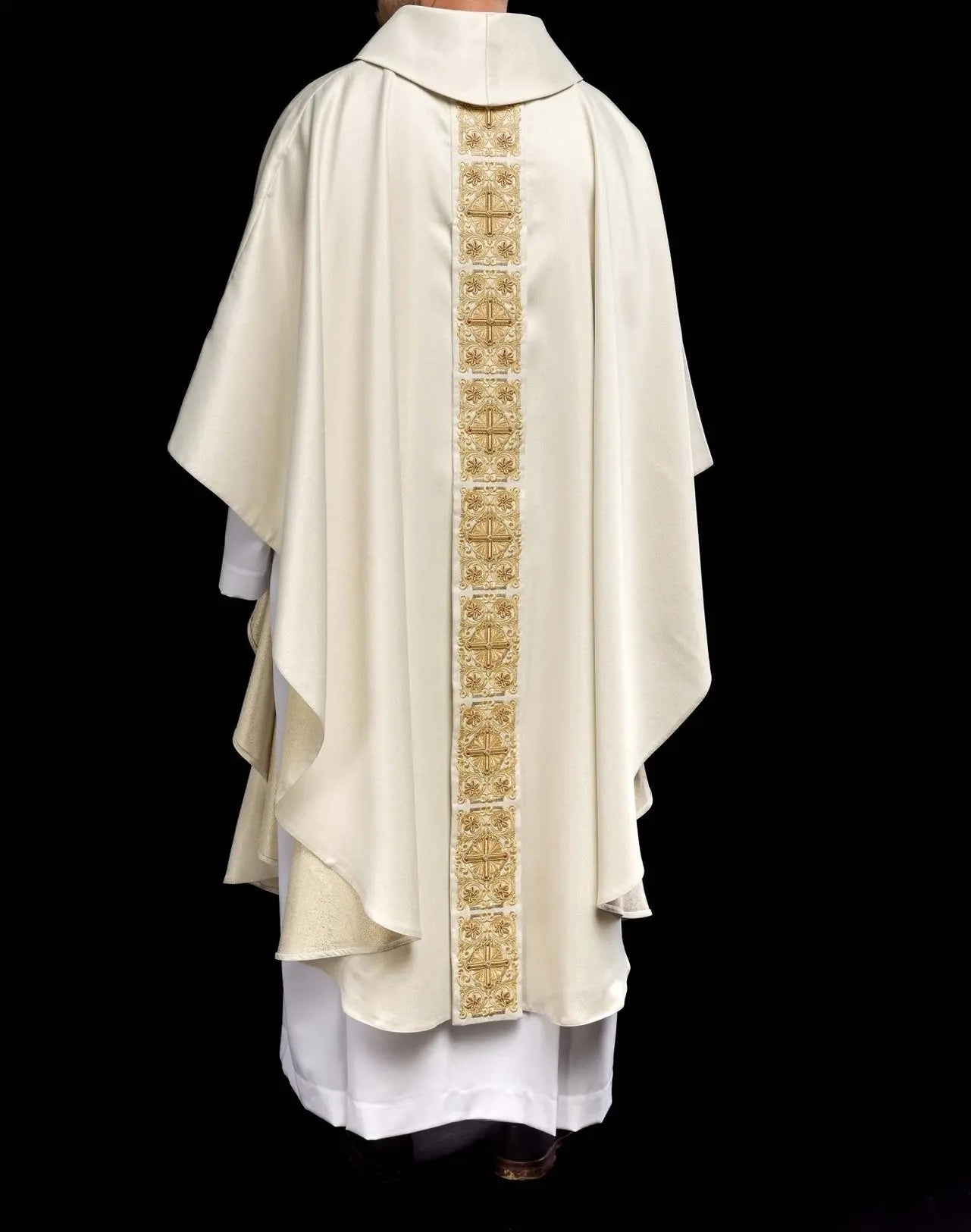 Gold chasuble richly embroidered decorated with stones