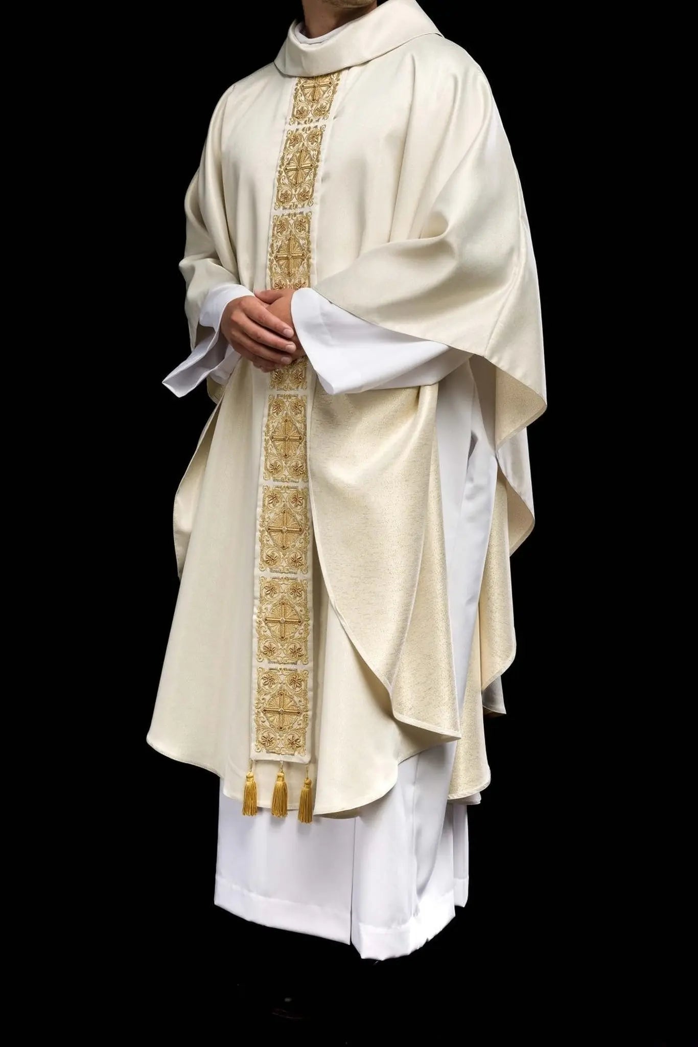 Gold chasuble richly embroidered decorated with stones