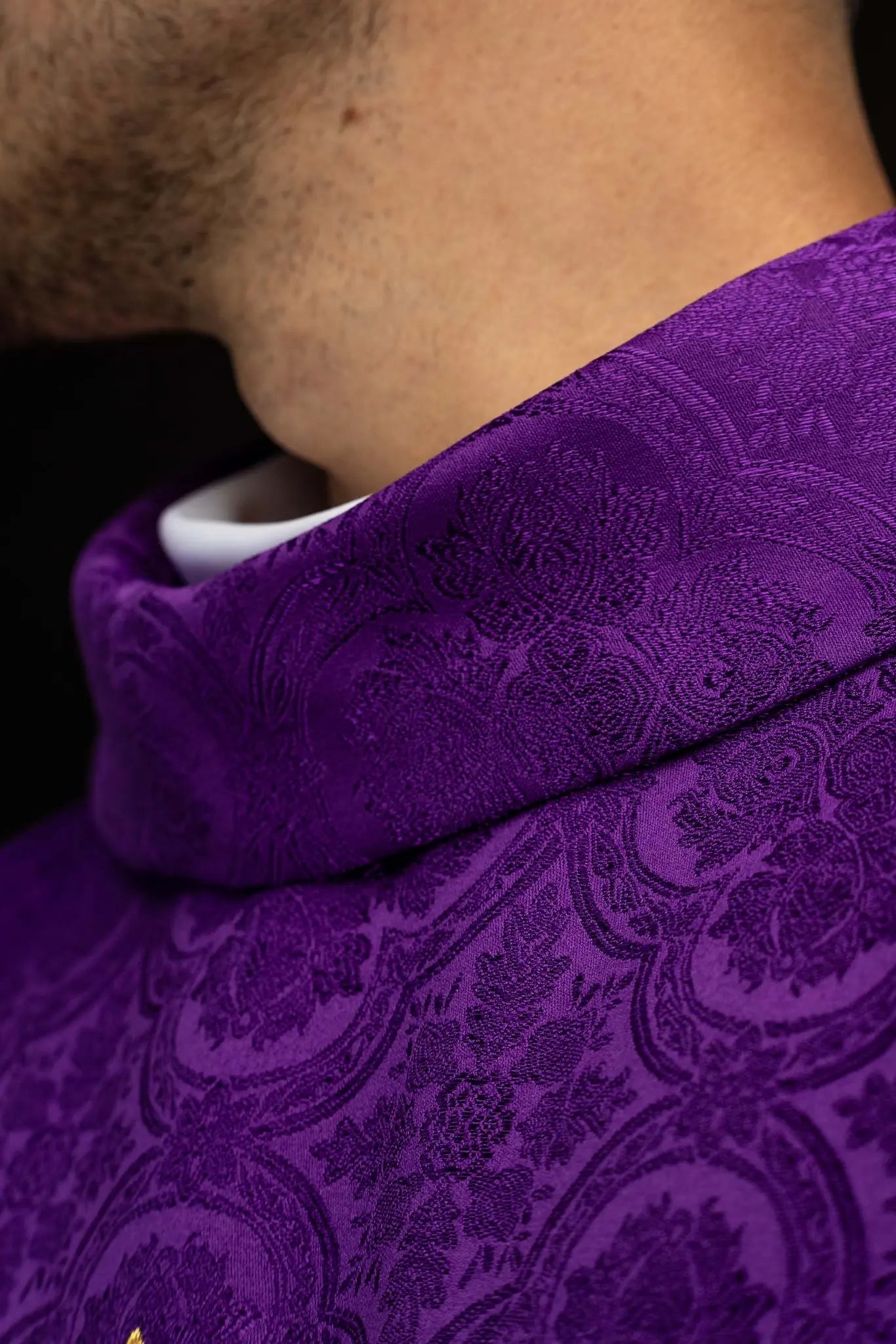 Purple chasuble with gold cross embroidery on jacquard fabric - HAFTINA ATELIER