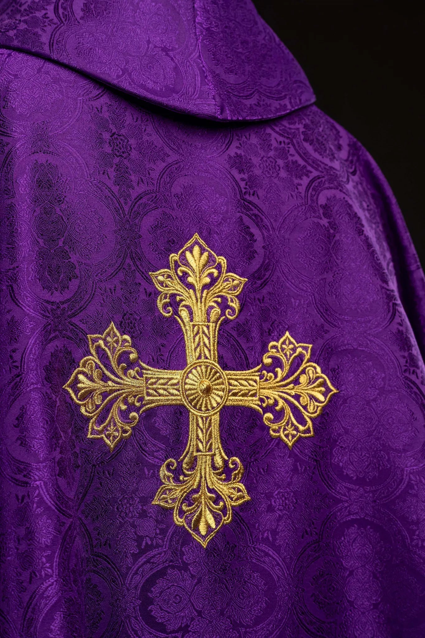 Purple chasuble with gold cross embroidery on jacquard fabric - HAFTINA ATELIER