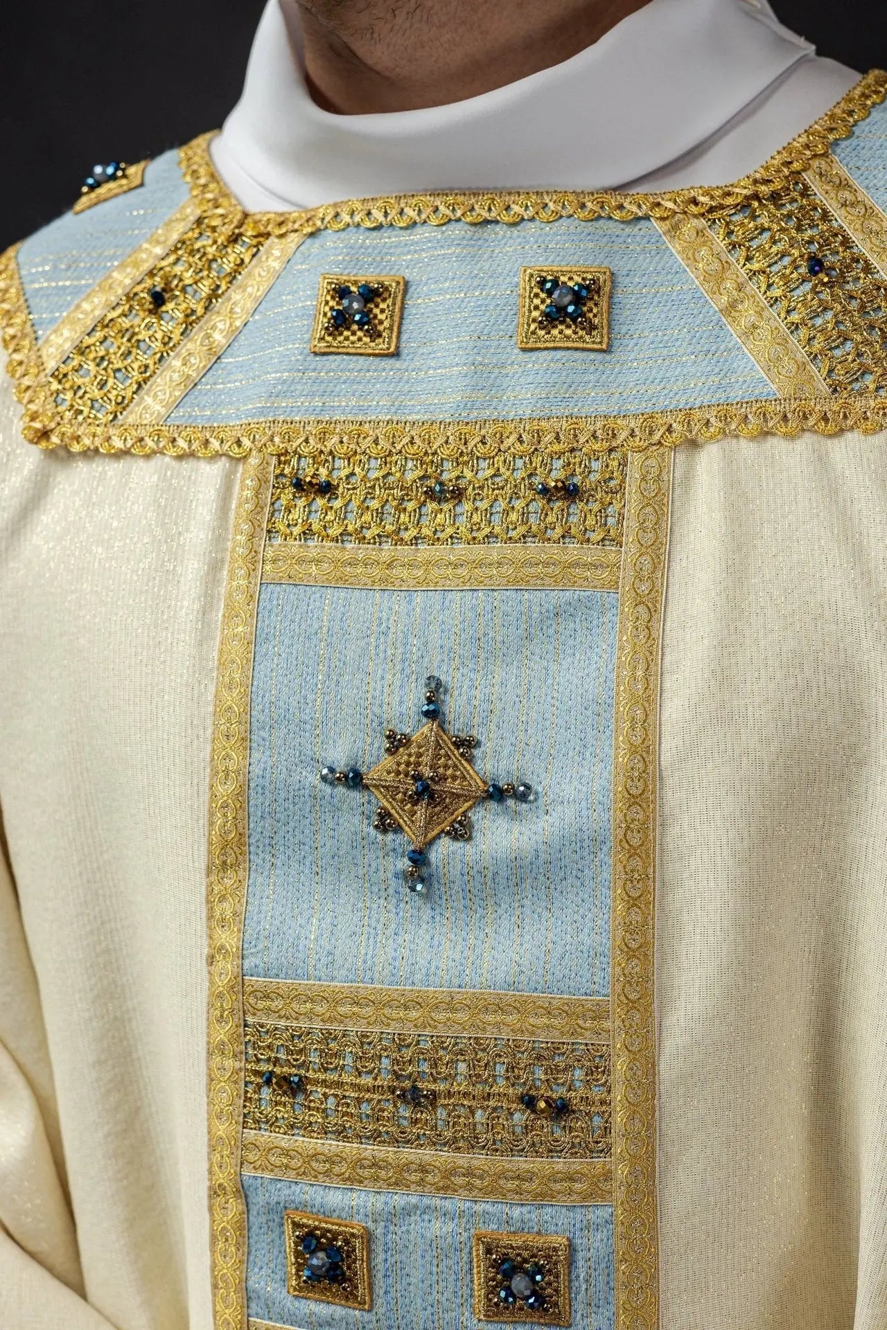Ręcznie robiony ornat maryjny z naturalnymi kamieniami – kolekcja Handmade 7004