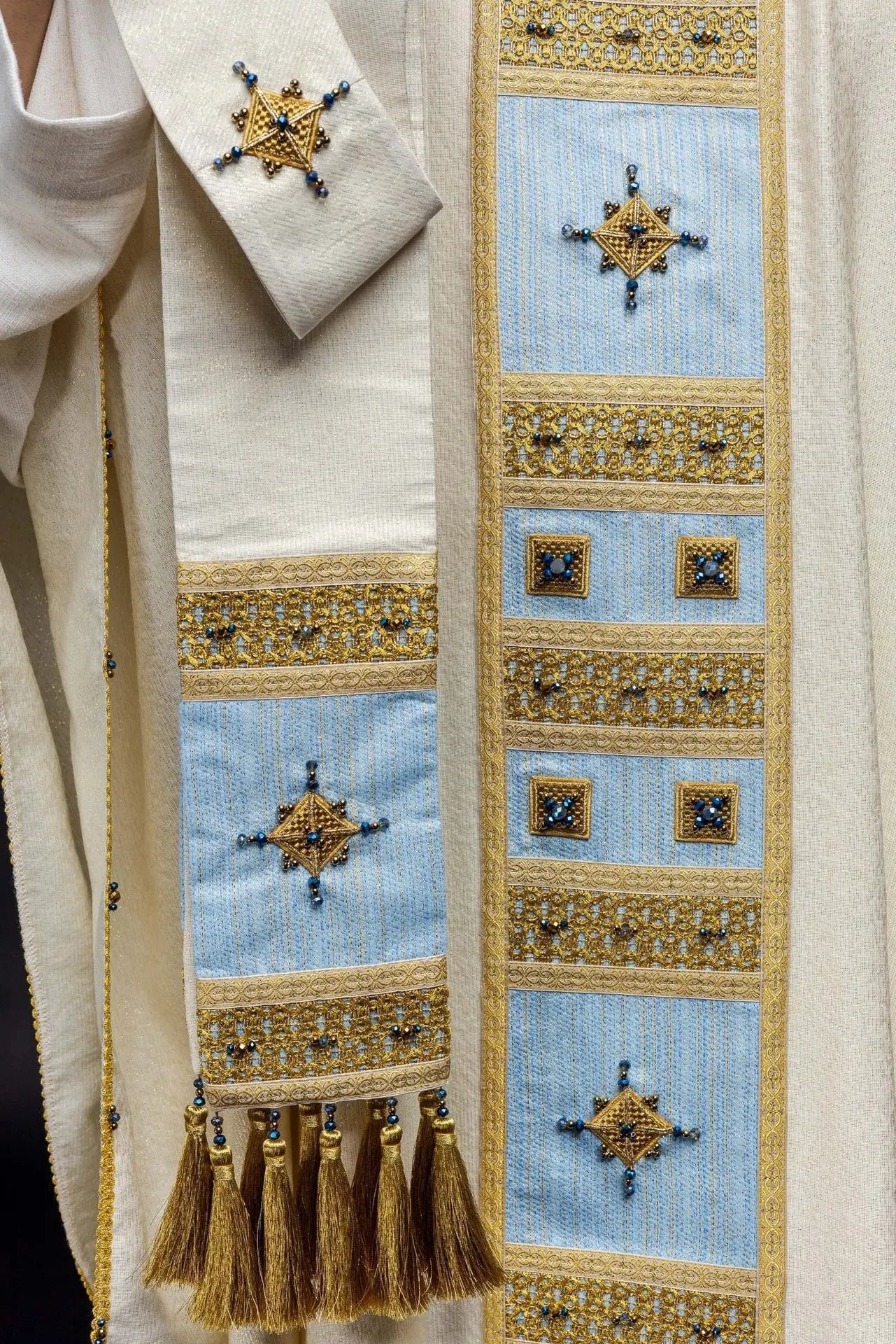 Ręcznie robiony ornat maryjny z naturalnymi kamieniami – kolekcja Handmade 7004