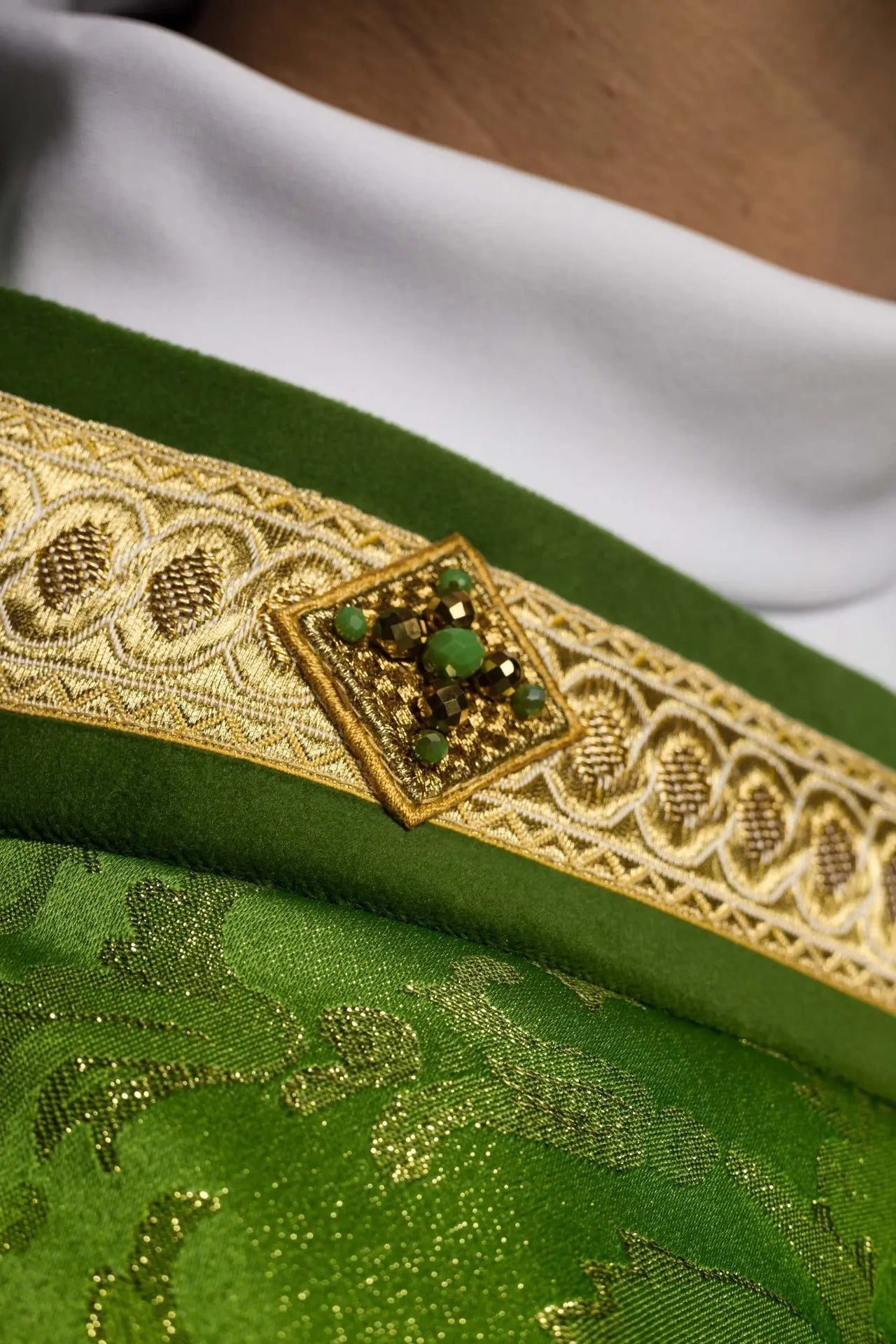 Ręcznie wykonany ornat z kamieniami naturalnymi – kolekcja Handmade 7003