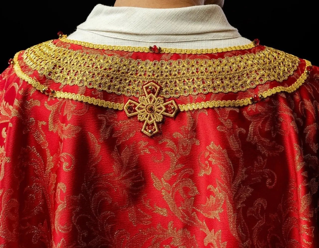 Ręcznie wykonany czerwony Ornat z Kamieniami naturalnymi – Kolekcja Handmade 7010