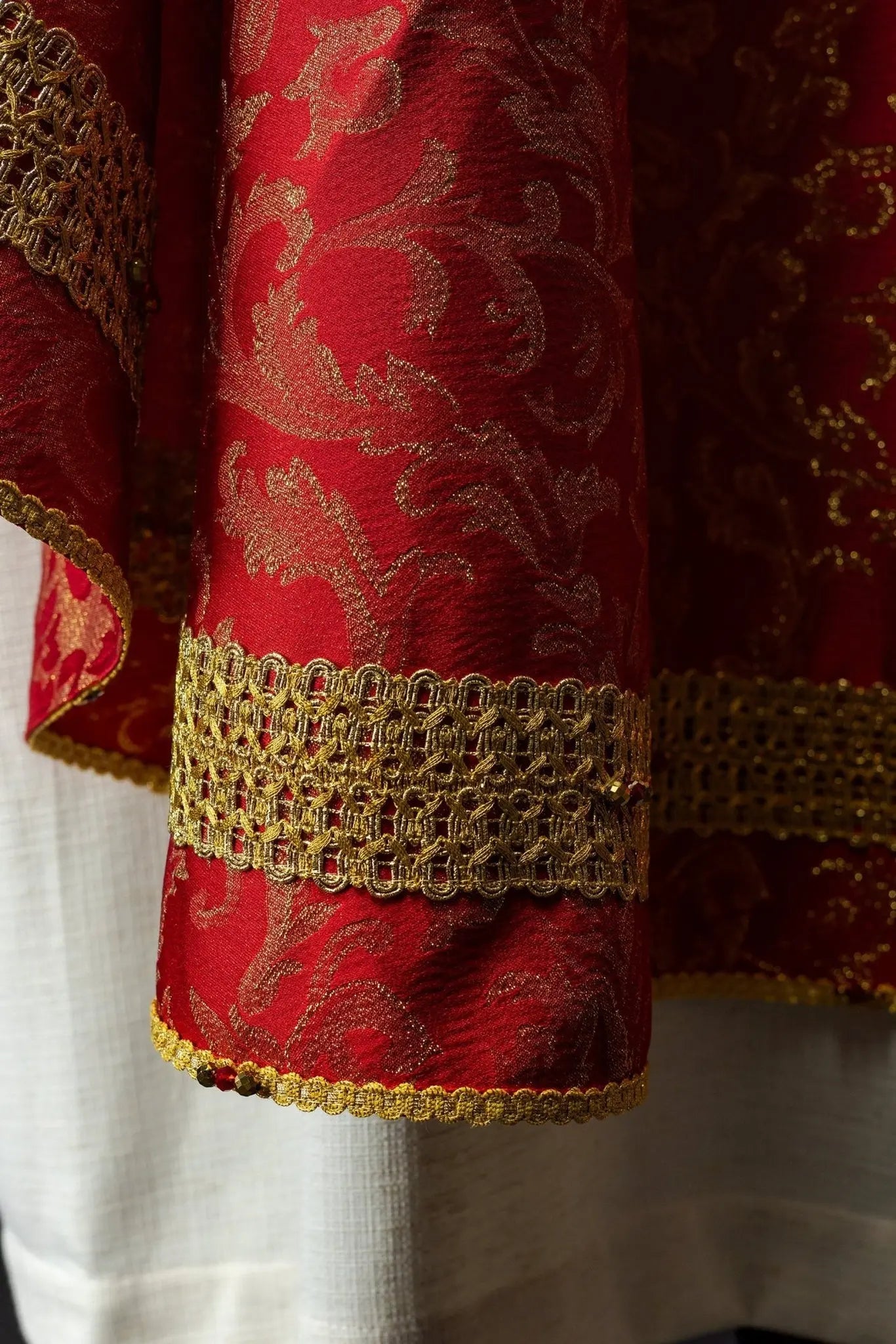 Ręcznie wykonany czerwony Ornat z Kamieniami naturalnymi – Kolekcja Handmade 7010