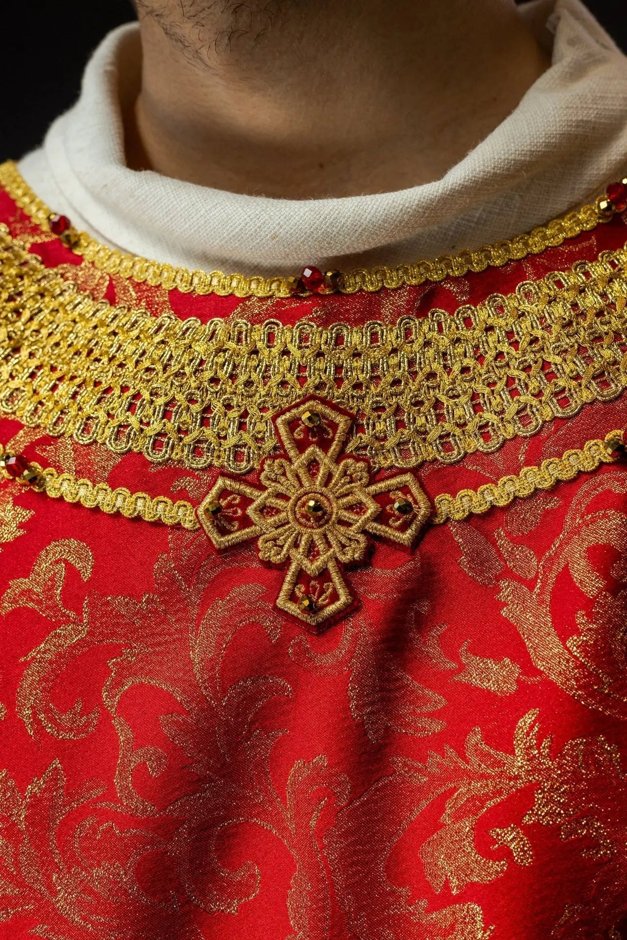Ręcznie wykonany czerwony Ornat z Kamieniami naturalnymi – Kolekcja Handmade 7010