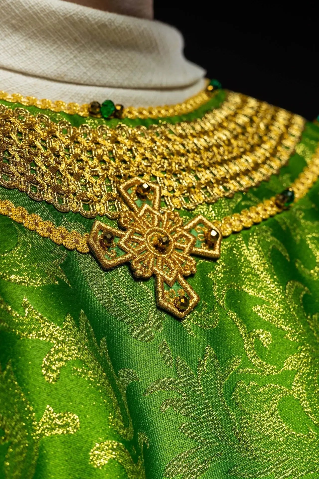 Handmade Green Chasuble with Natural Stones – Collection Handmade 7010