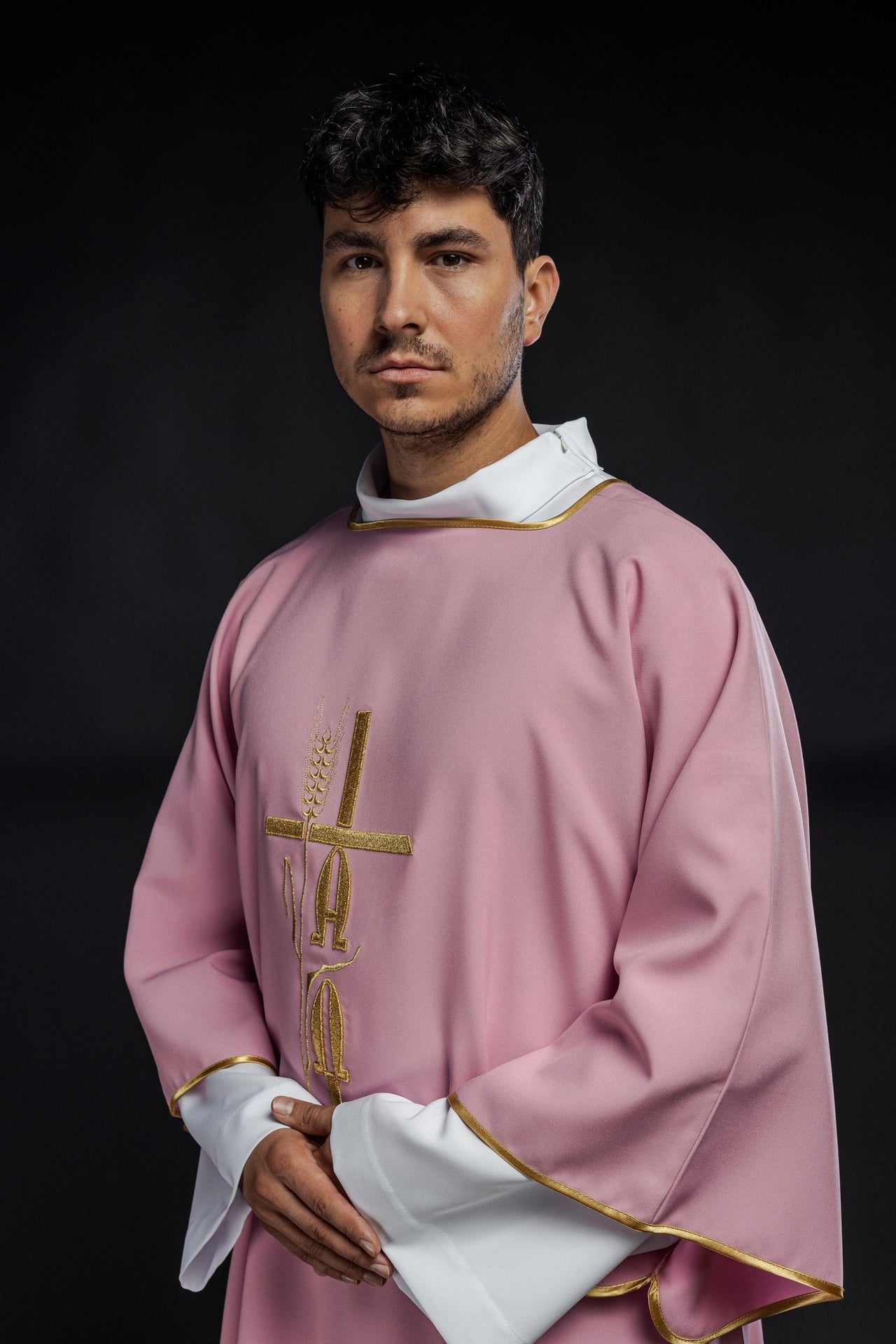 Różowa Dalmatyka z haftem Alfa Omega