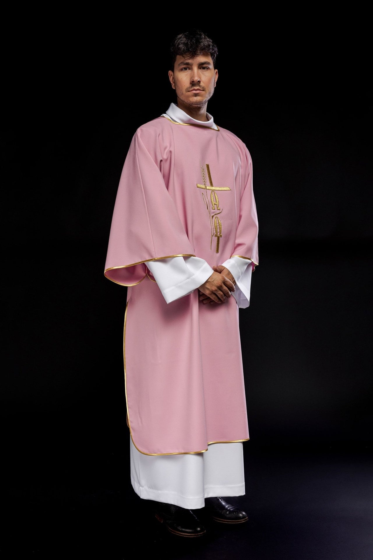 Różowa Dalmatyka z haftem Alfa Omega