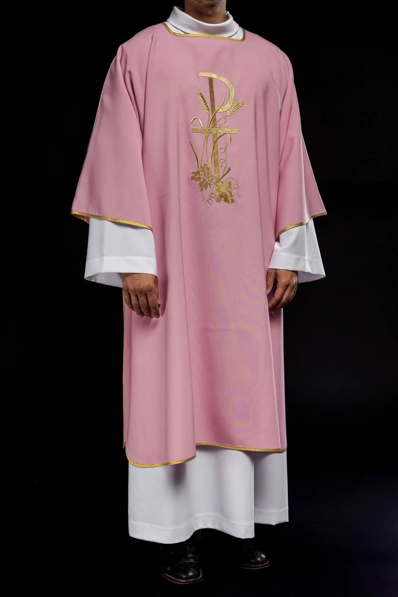 Różowa dalmatyka ze złotym haftem krzyżykowym Pax