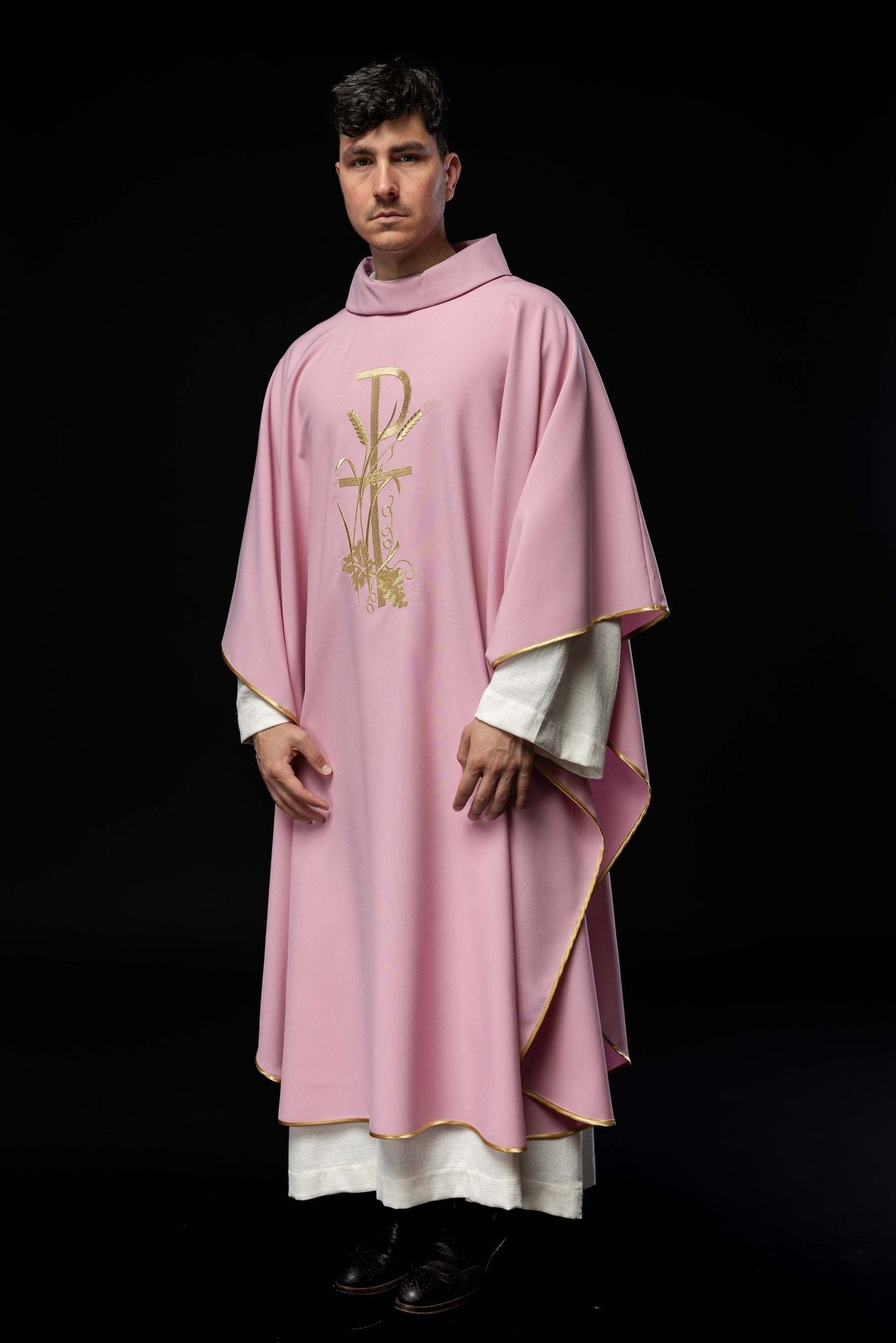 Różowy ornat z złotym haftem krzyża