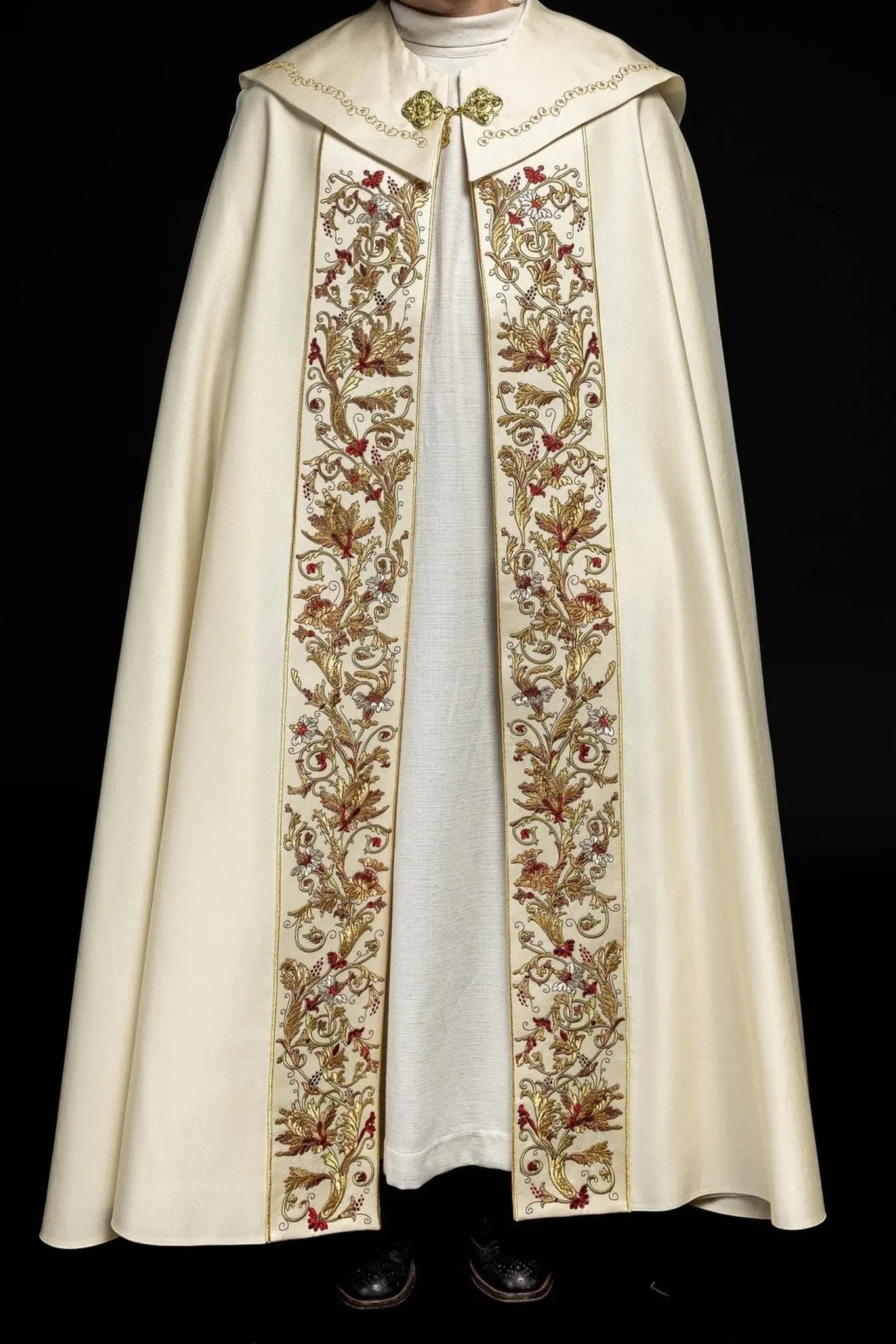 Kaplica liturgiczna z satyny ecru z haftowanym złotym napisem IHS