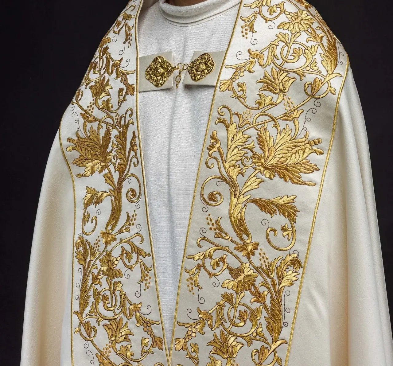 Rzymska satynowa kapa w kolorze ecru z haftowanym Najświętszym Sercem Jezusa