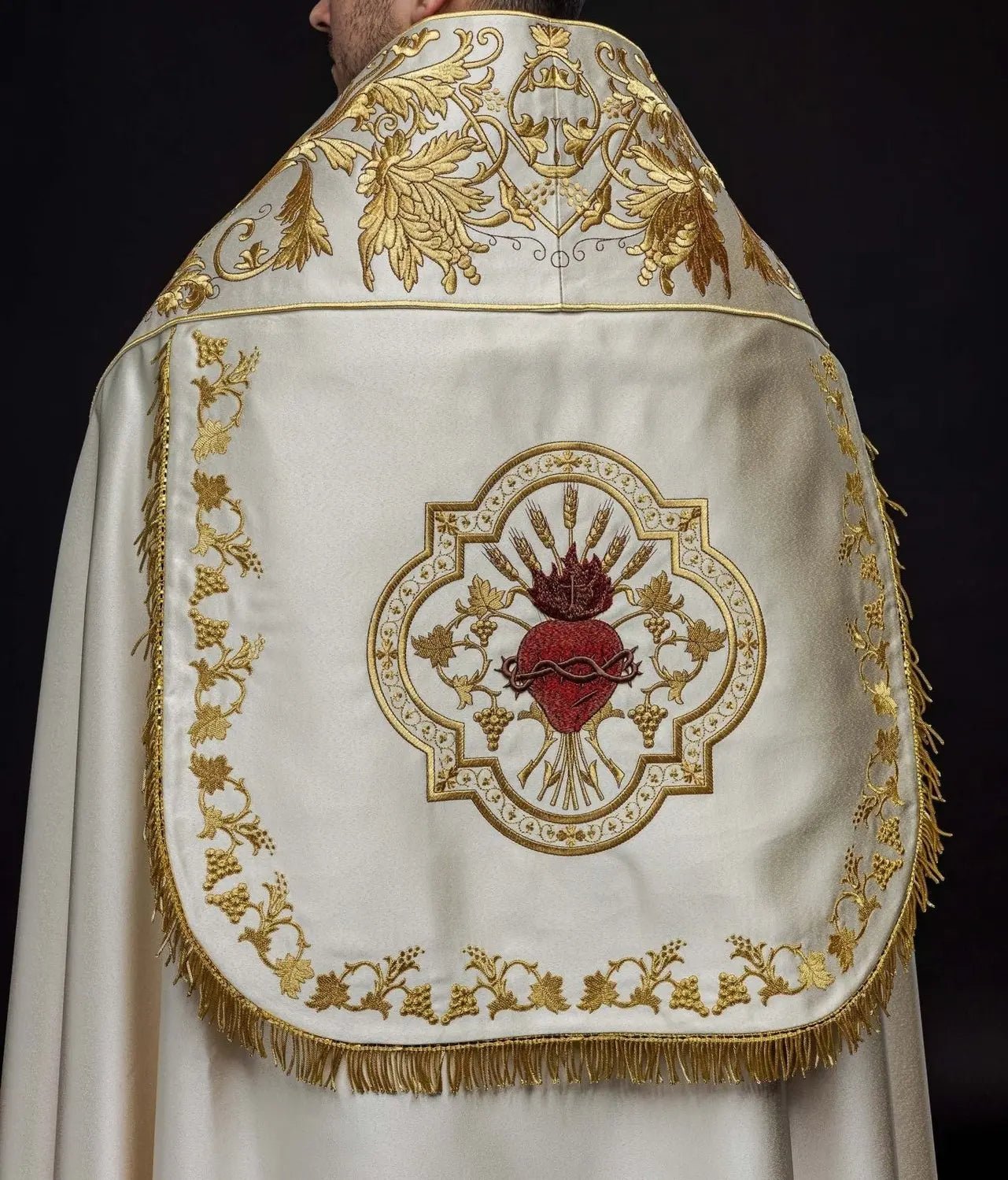 Rzymska satynowa kapa w kolorze ecru z haftowanym Najświętszym Sercem Jezusa