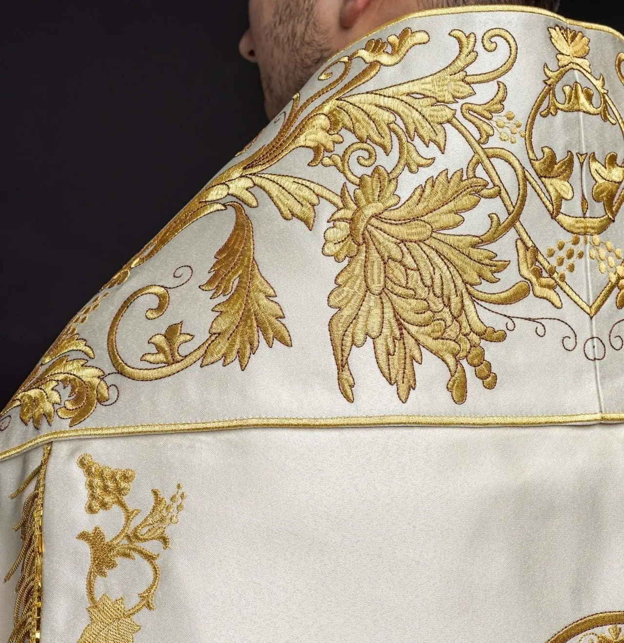 Rzymska satynowa kapa w kolorze ecru z haftowanym Najświętszym Sercem Jezusa
