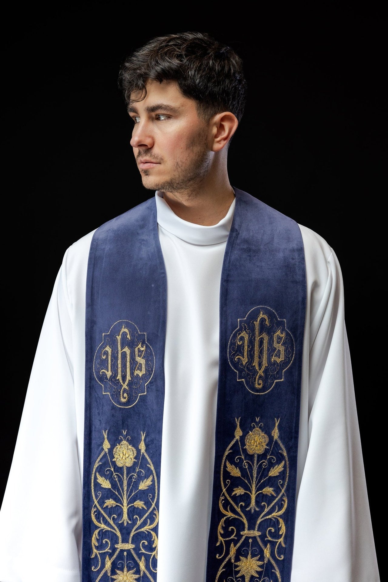 Stuła haftowana fioletowa IHS