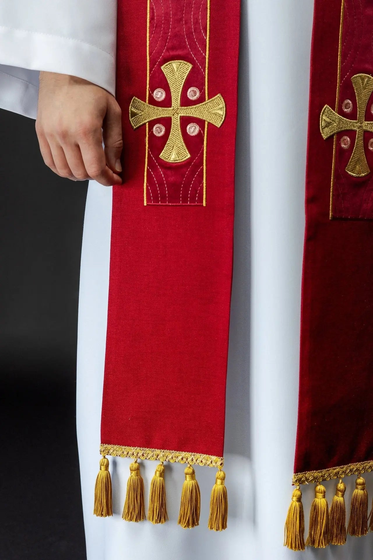 Haftowana stuła z czerwonymi krzyżami