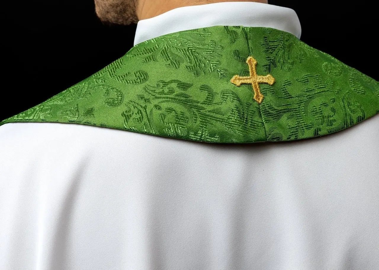 Haftowana żakardowa stuła z motywem krzyża w kolorze zielonym