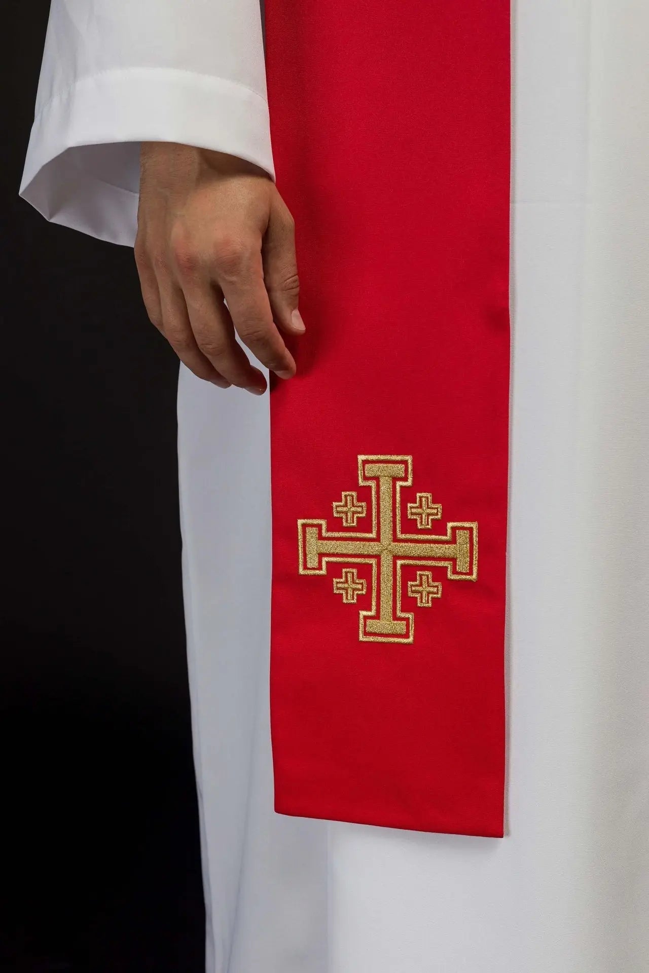 Kapłan ukradł czerwony haftowany Krzyż Jerozolimski